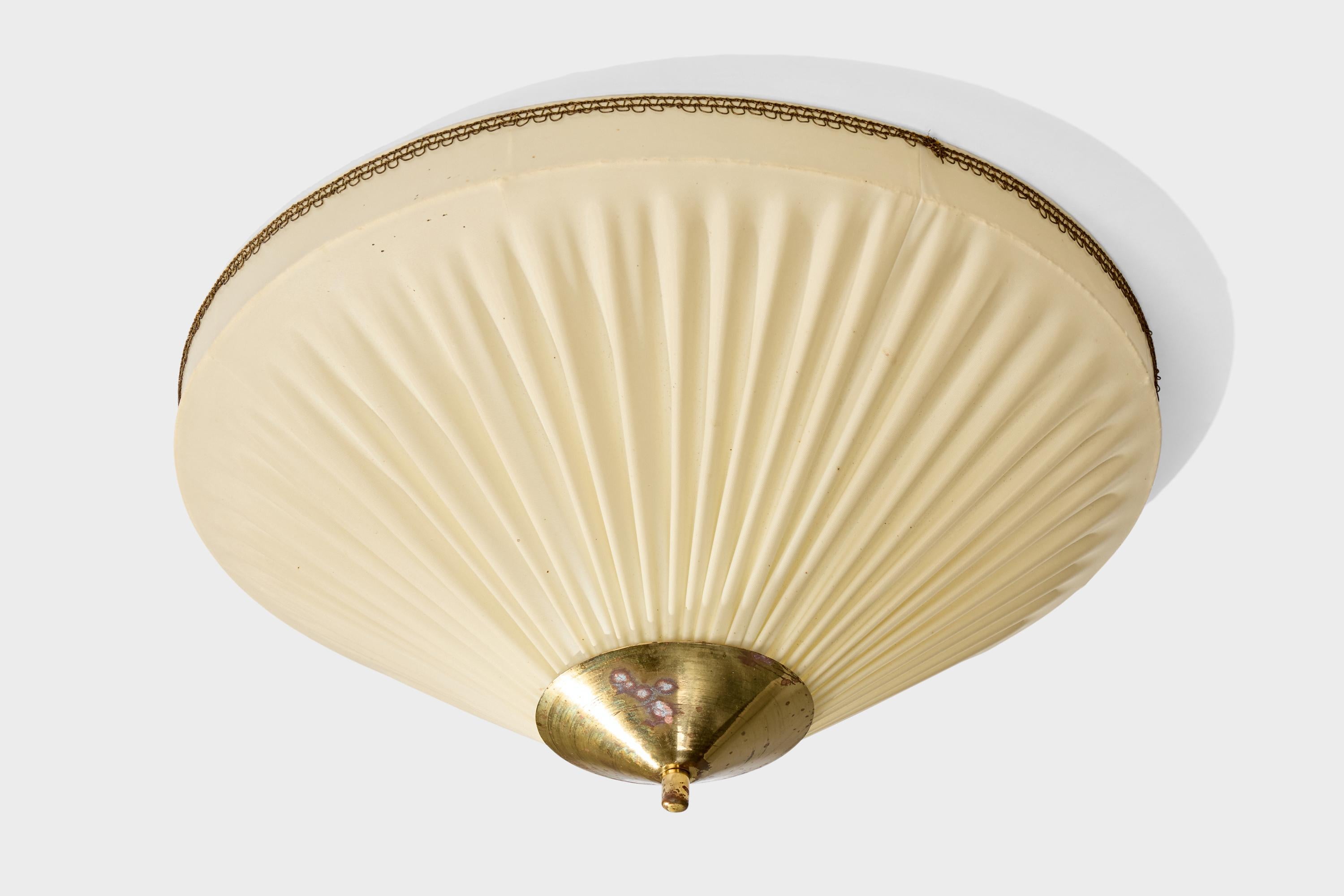 Monture affleurante en laiton et tissu beige produite par Valinte, Finlande, c.C., années 1950.

Dimensions globales (pouces) : 9.5 