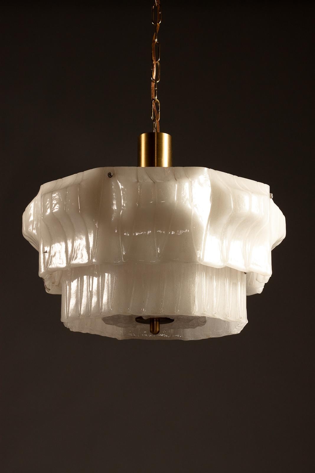 Ajoutez une touche de charme scandinave vintage à votre espace avec cette lampe suspendue en acrylique Valinte Oy des années 1970. Fabriquée en Finlande, cette lampe suspendue en opaline présente un design unique et intéressant qui rehaussera sans