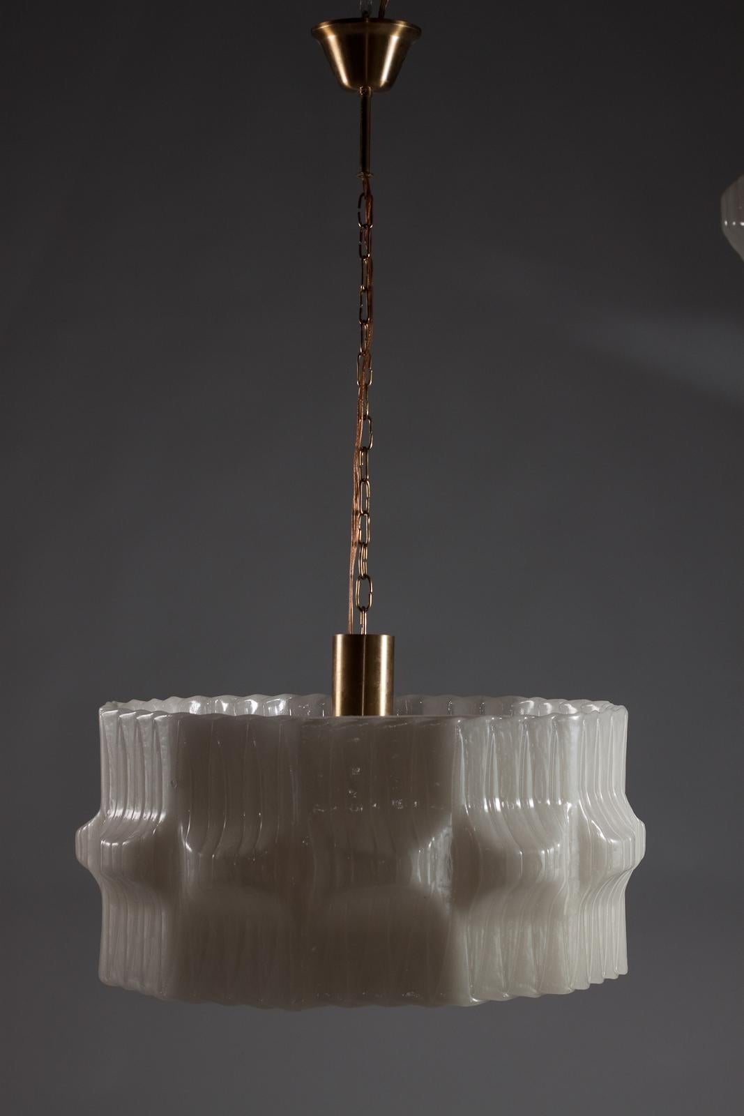 Cette lampe suspendue Valinte Oy est un véritable bijou vintage des années 1970, originaire de Finlande. Cette grande lampe suspendue en acrylique présente une finition opaline, créant une lueur douce et séduisante lorsqu'elle est éclairée. Son