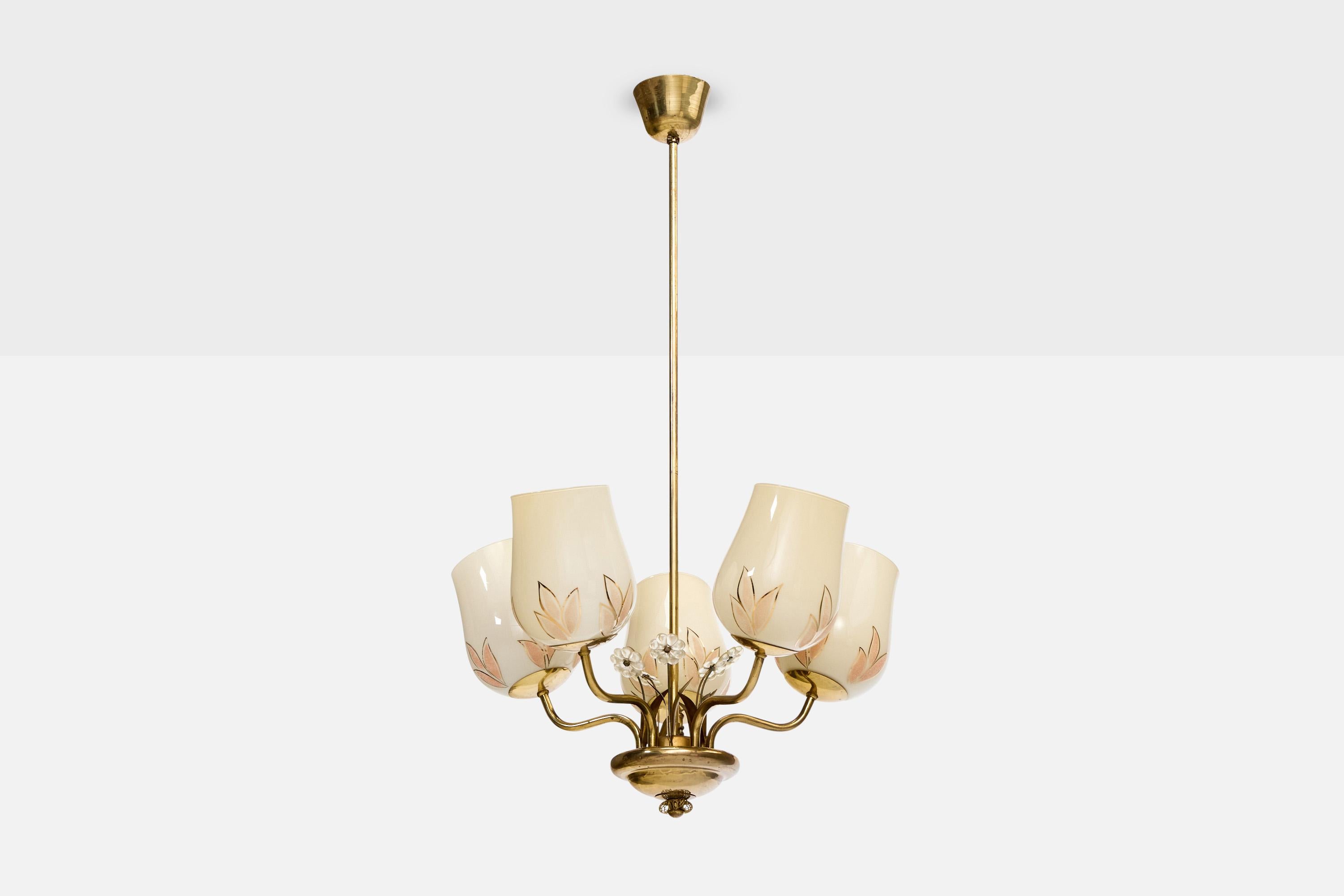 Araña de latón y cristal opalino beige dorado fabricada por Valinte Oy, Finlandia, c. 1950.

Dimensiones totales (pulgadas): 32,25