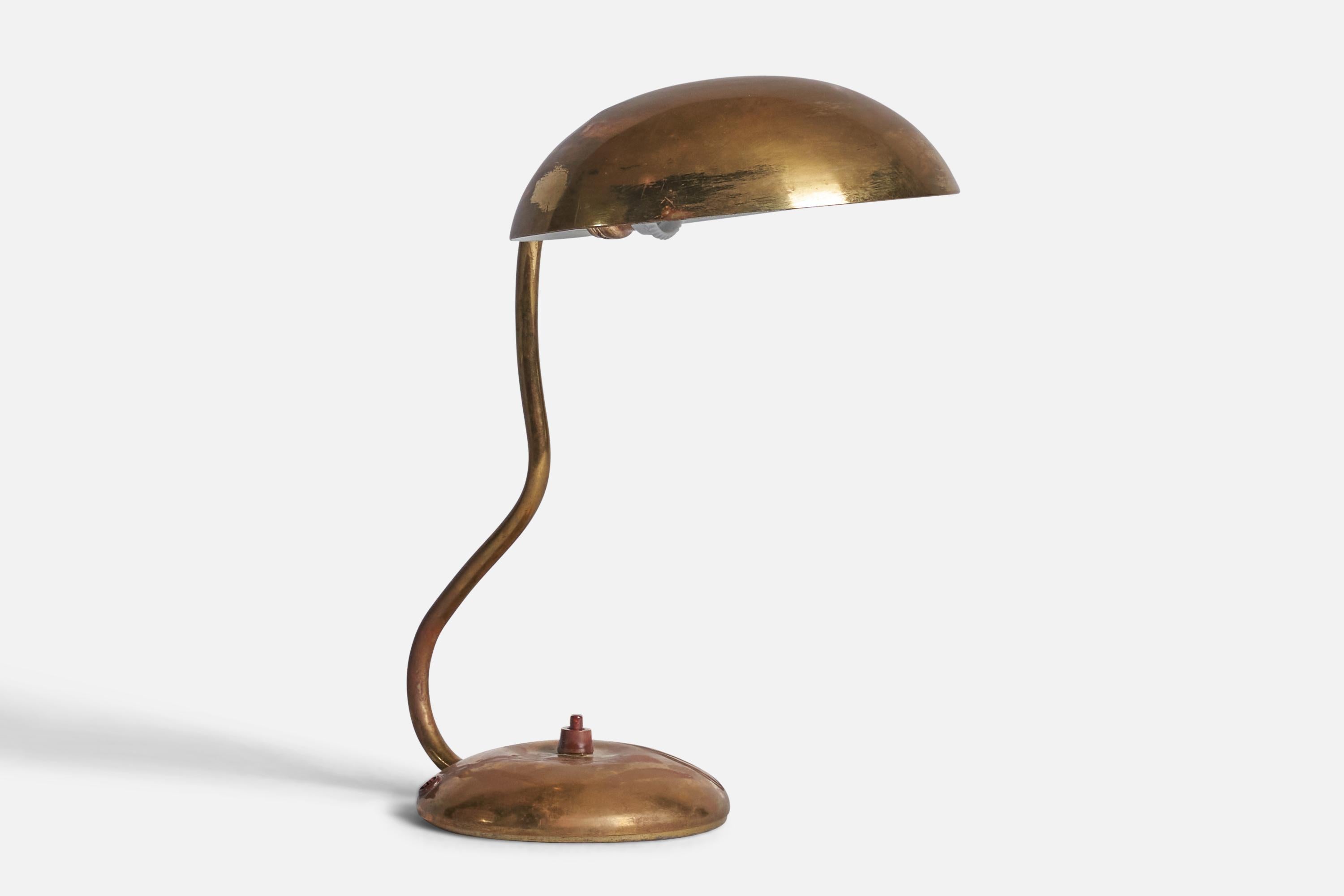 
Lampe de table réglable en laiton, conçue et produite par Valinte OY, Finlande, années 1940.
Dimensions globales (pouces) : 12.15