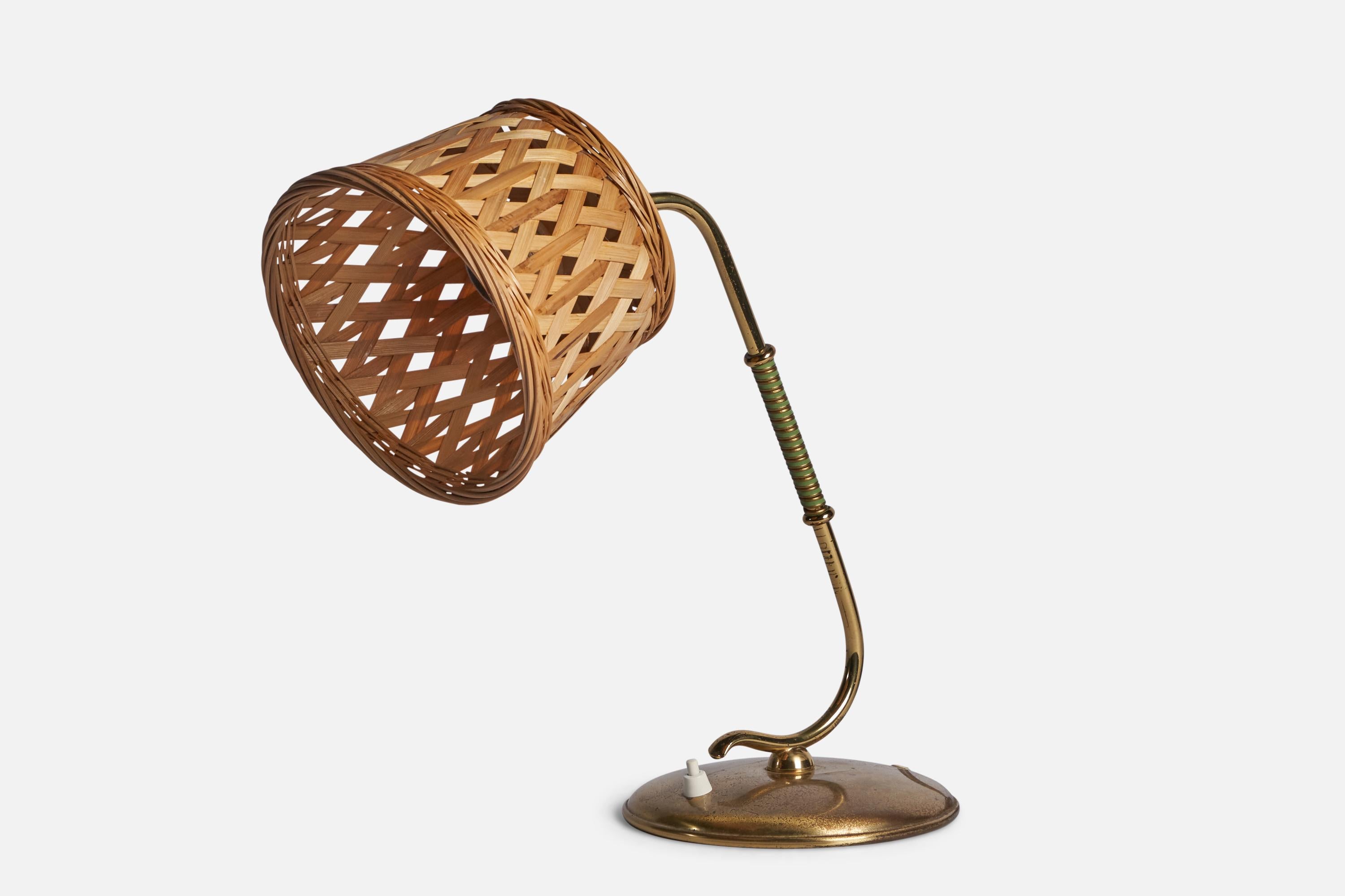 An adjustable brass and rattan table lamp designed and produced by Valinte OY, Finland, c. 1940s.
Overall Dimensions (inches): 13.4