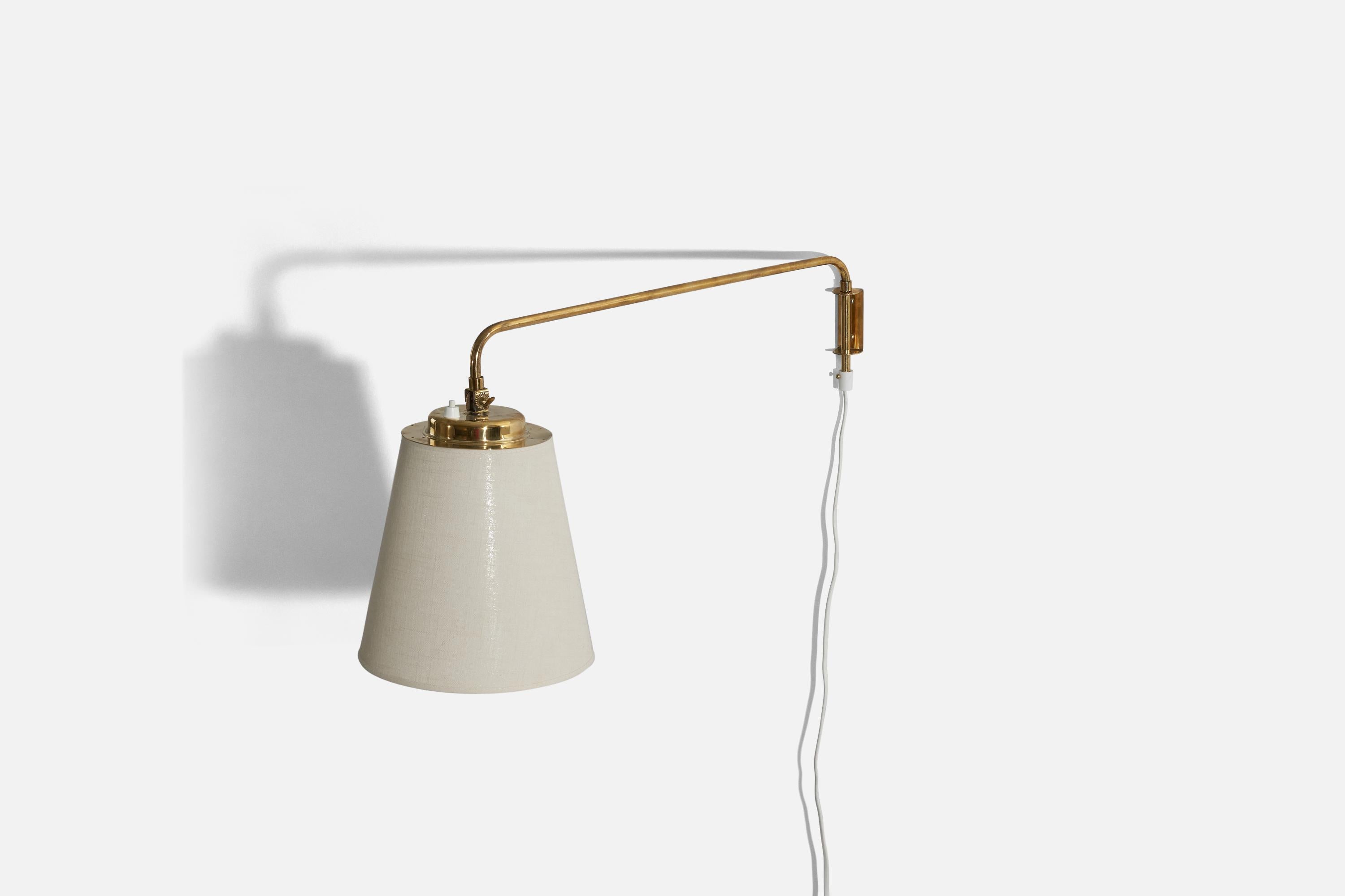 A brass and white fabric wall light designed and produced by Valinte OY, Finland, 1950s. 

Dimensions of back plate (inches) : 2.75 x 1.18 x 0.06 (H x W x D).