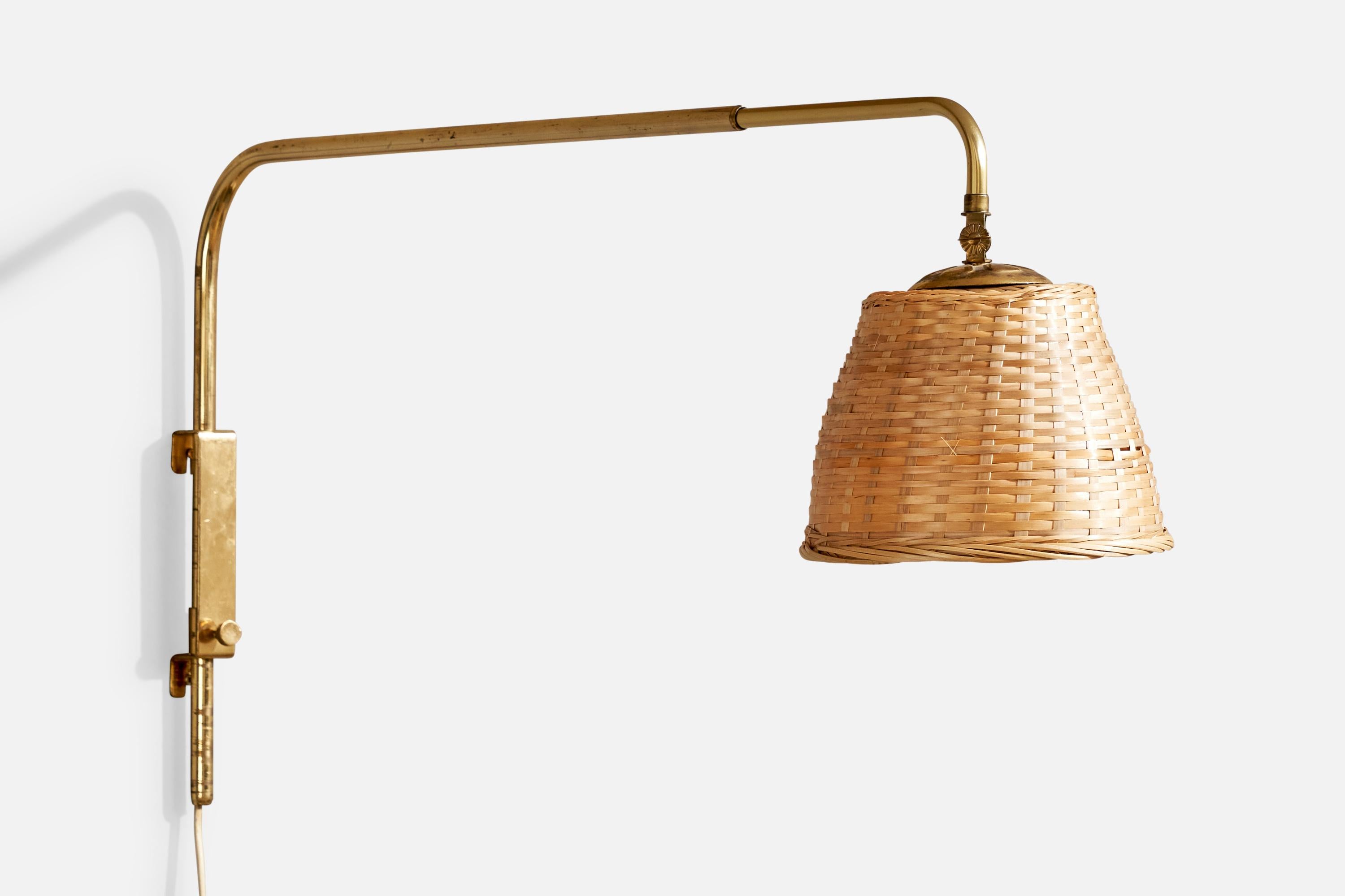 Aplique regulable de latón y ratán fabricado por Valinte Oy, Finlandia, c. 1950.

Dimensiones totales (en pulgadas): 15
