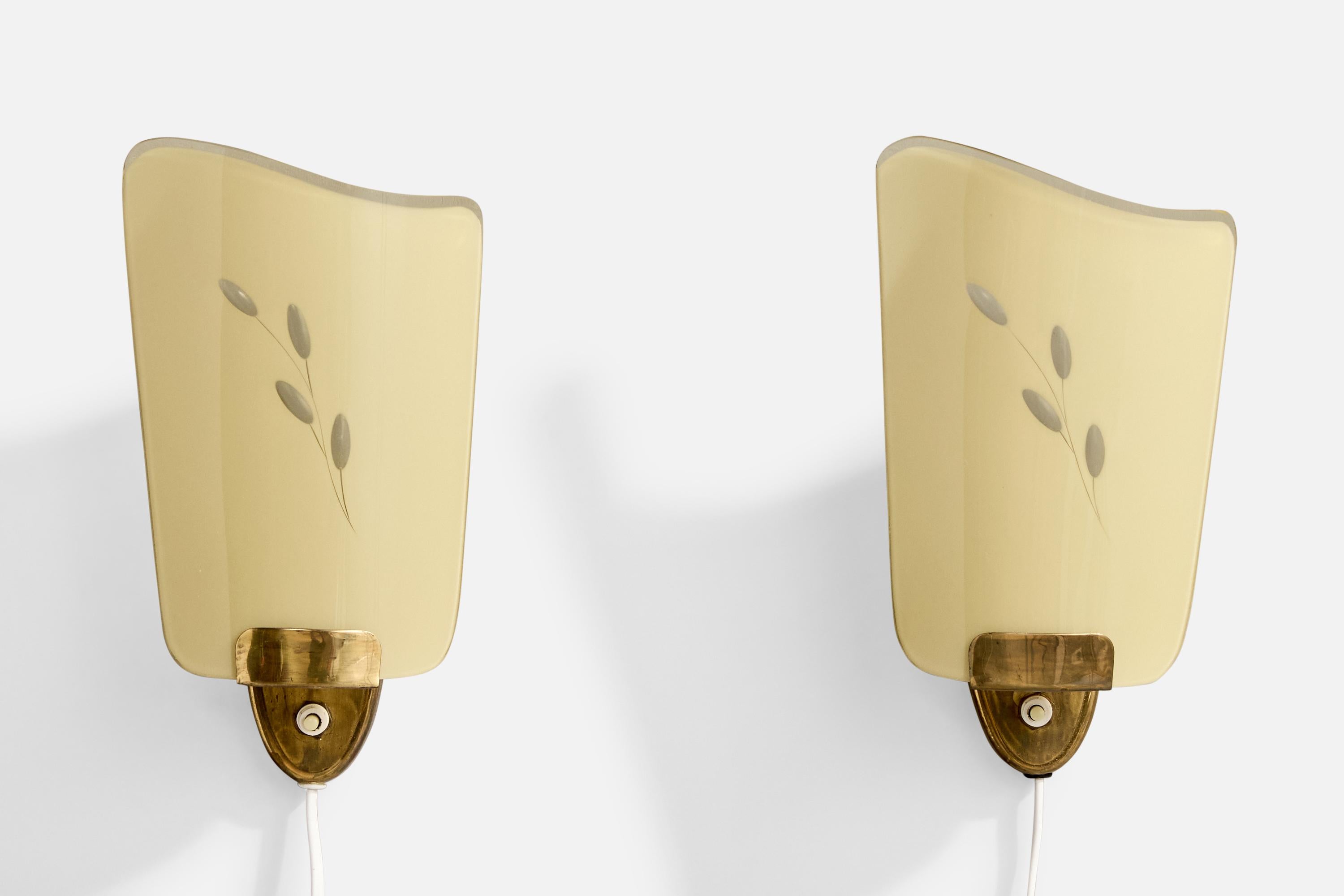 Pareja de apliques de latón y cristal opalino beige fabricados por Valinte Oy, Finlandia, c. 1950.

Oxidación presente en todo el latón de ambos apliques

Dimensiones totales (en pulgadas): 11,0 