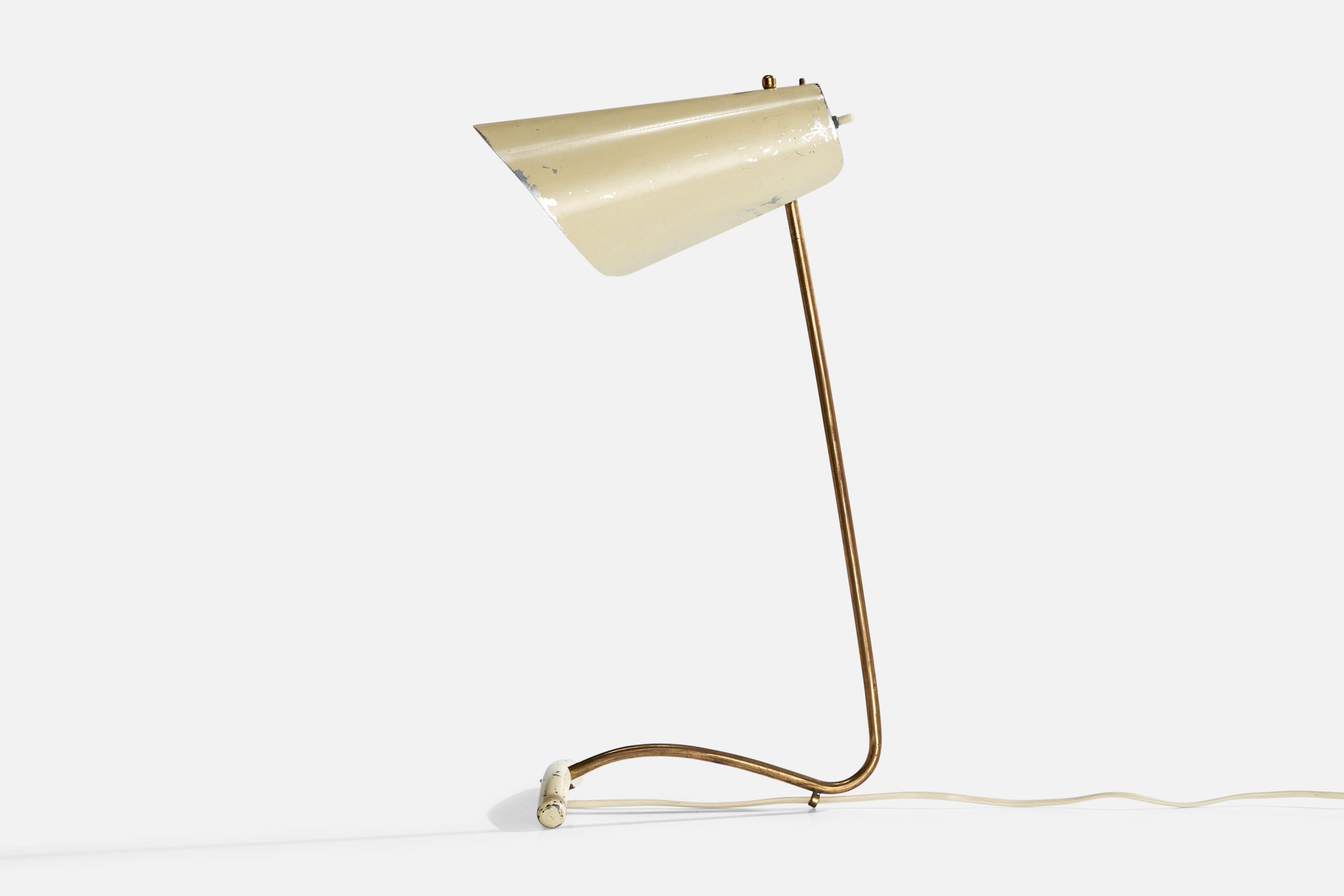 Lampada da tavolo in ottone, metallo laccato bianco crema e ferro prodotta da Valinte Oy, Finlandia, anni '50 circa.

Dimensioni della lampada con paralume (pollici): 20