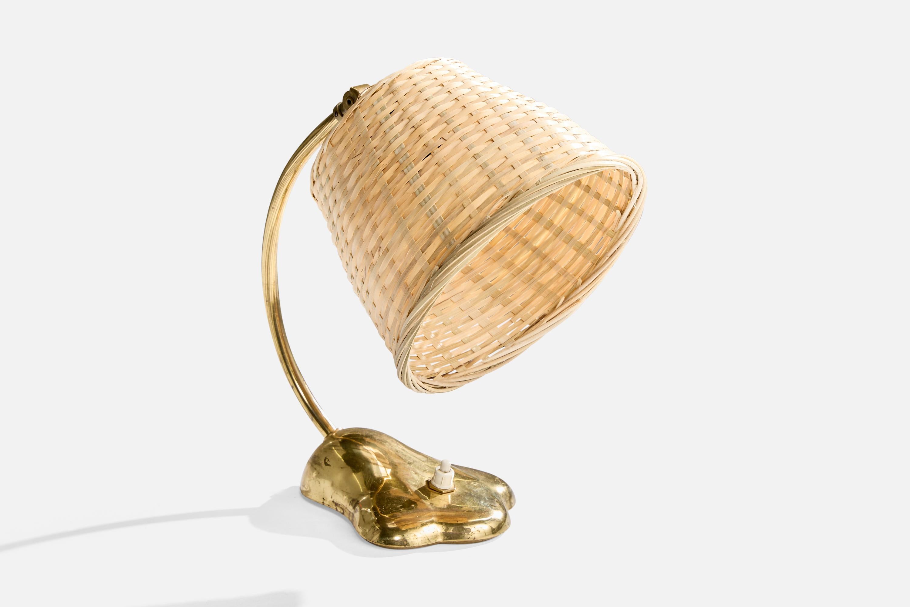 Tischlampe aus Messing und Rattanglas, hergestellt von Valinte, Finnland, ca. 1950er Jahre.

Abmessungen der Lampe mit Schirm (Zoll): 11.0 