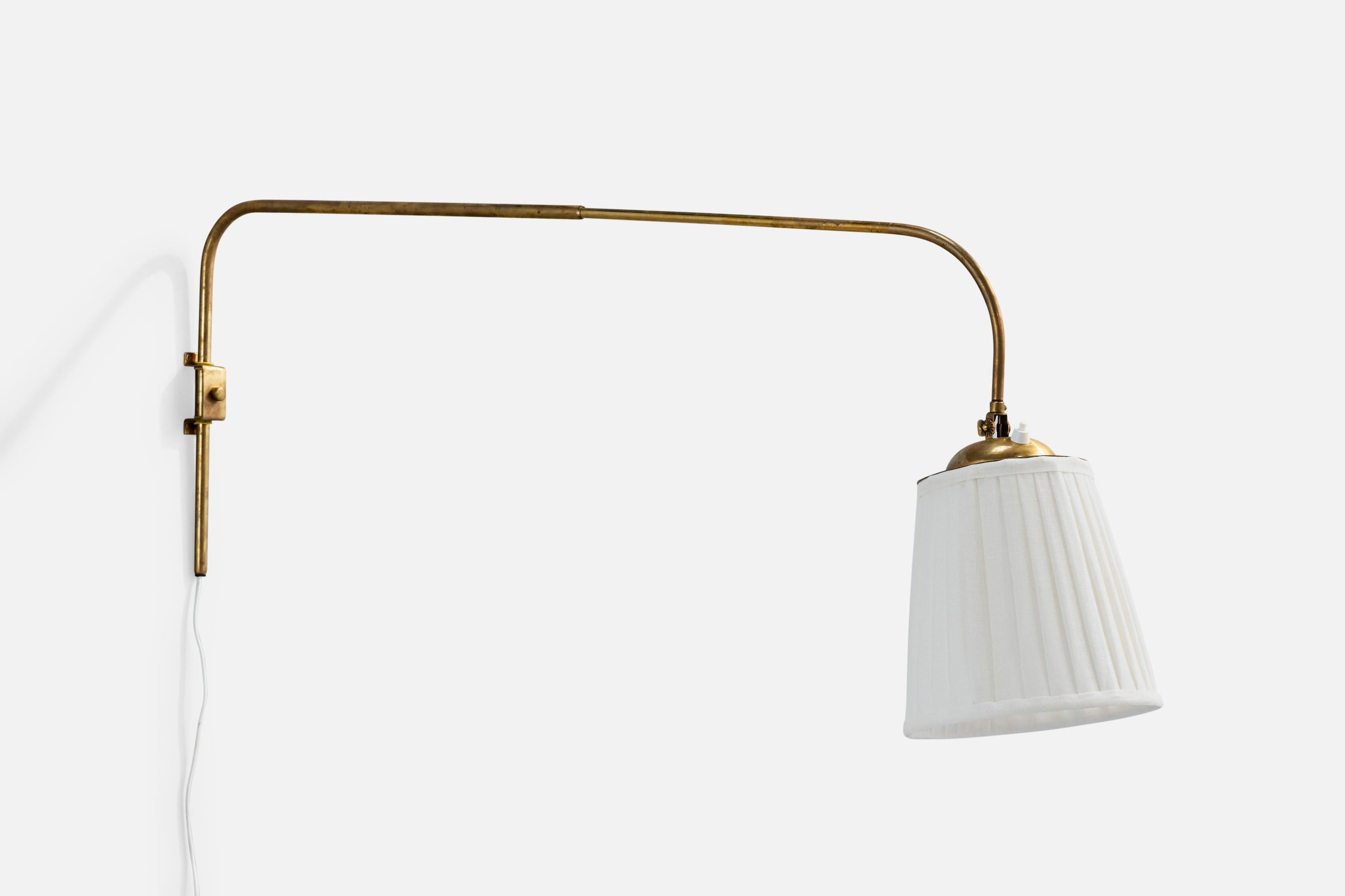 A brass and white fabric wall light produced by Valinte, Finland, c. 1950s.

Overall Dimensions (inches): 16.5