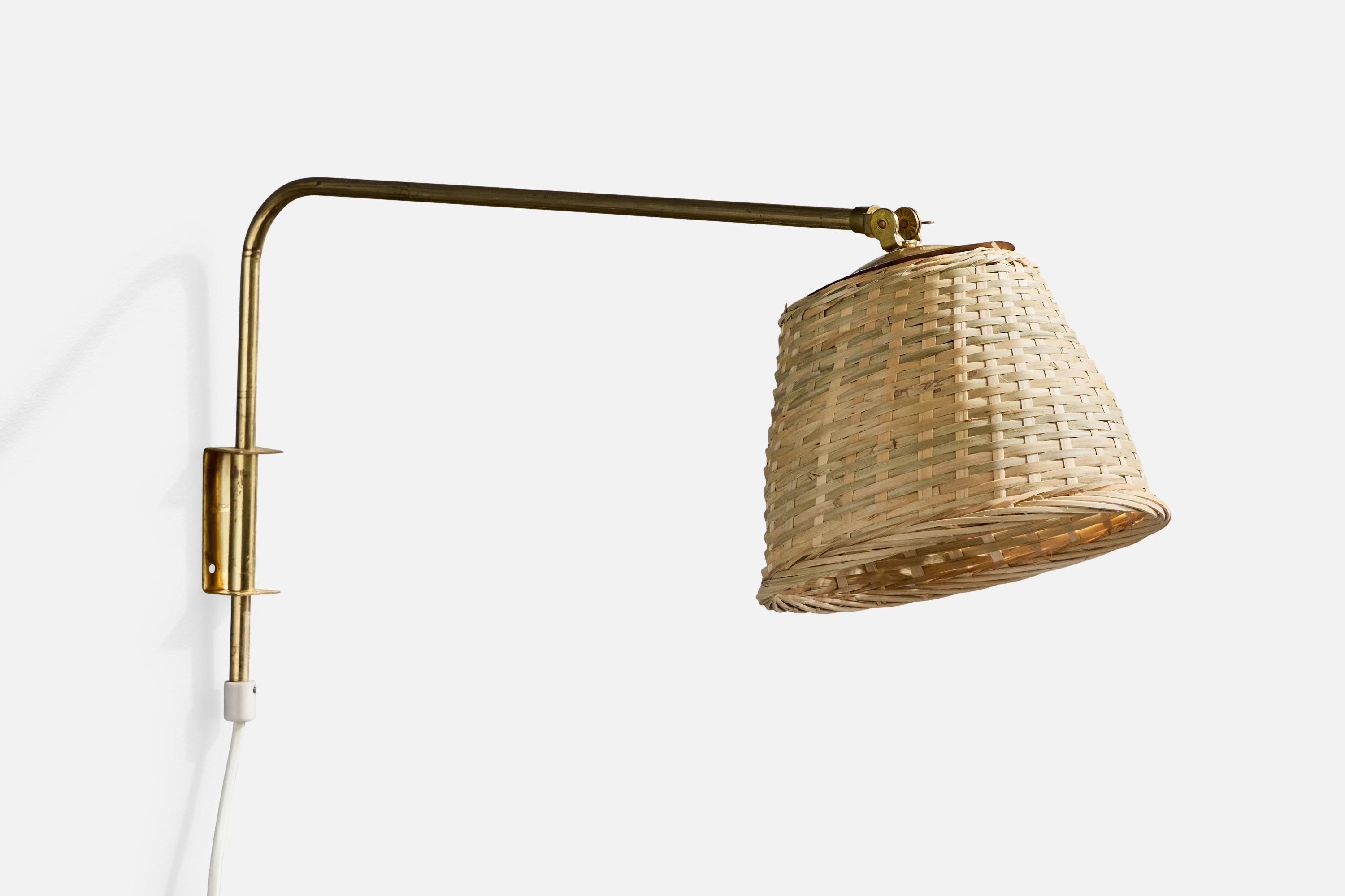 Aplique regulable de latón y ratán fabricado por Valinte, Finlandia, c. 1950.

Dimensiones totales (en pulgadas): 10,0 