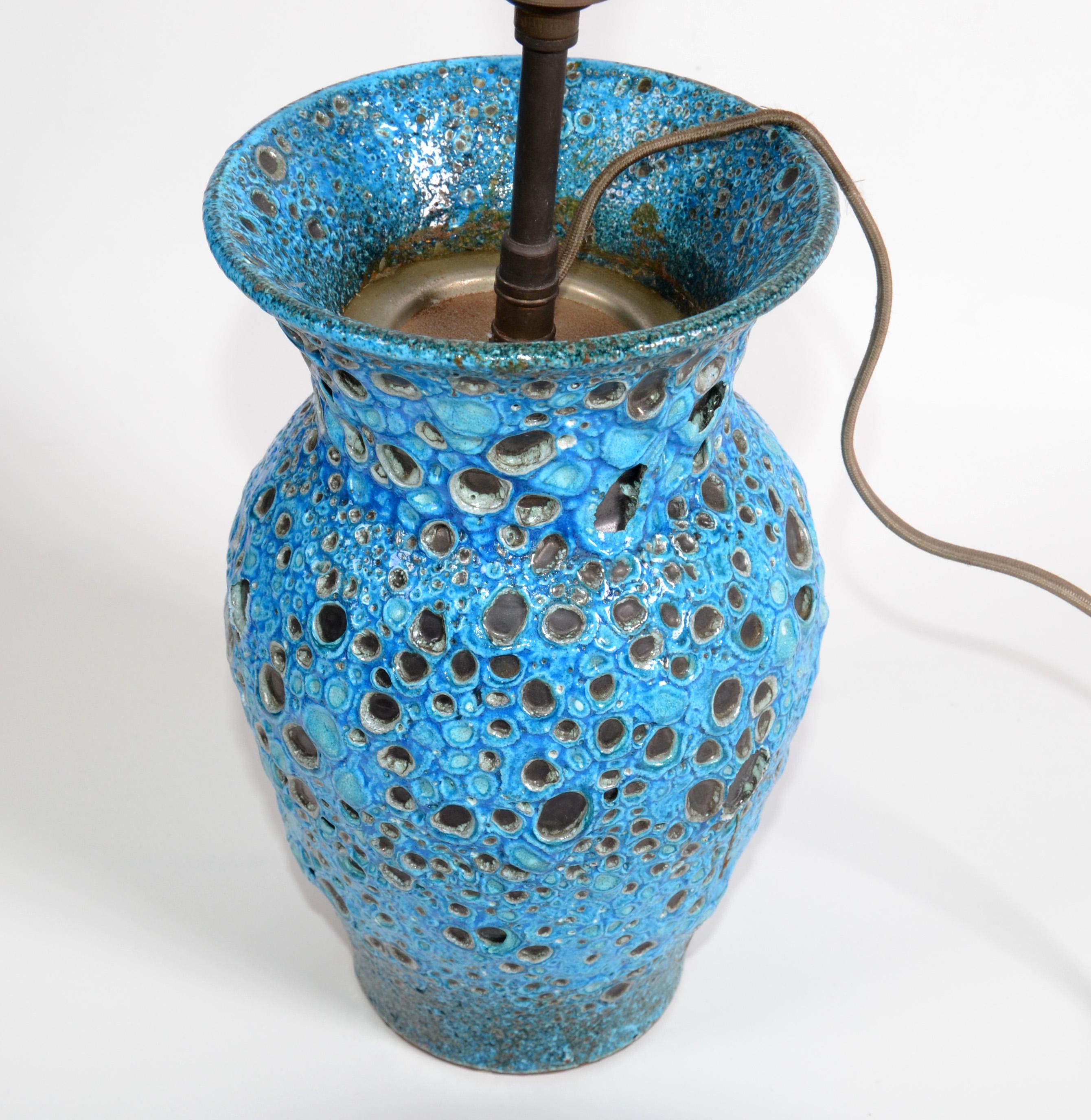Superbe lampe de table en céramique émaillée turquoise de Vallauris (village de la Côte d'Azur où Picasso, Matisse et Jean Marais travaillaient).
Le câblage sera refait pour les Etats-Unis et il faut une ampoule sur le dessus de la lampe.
Note :