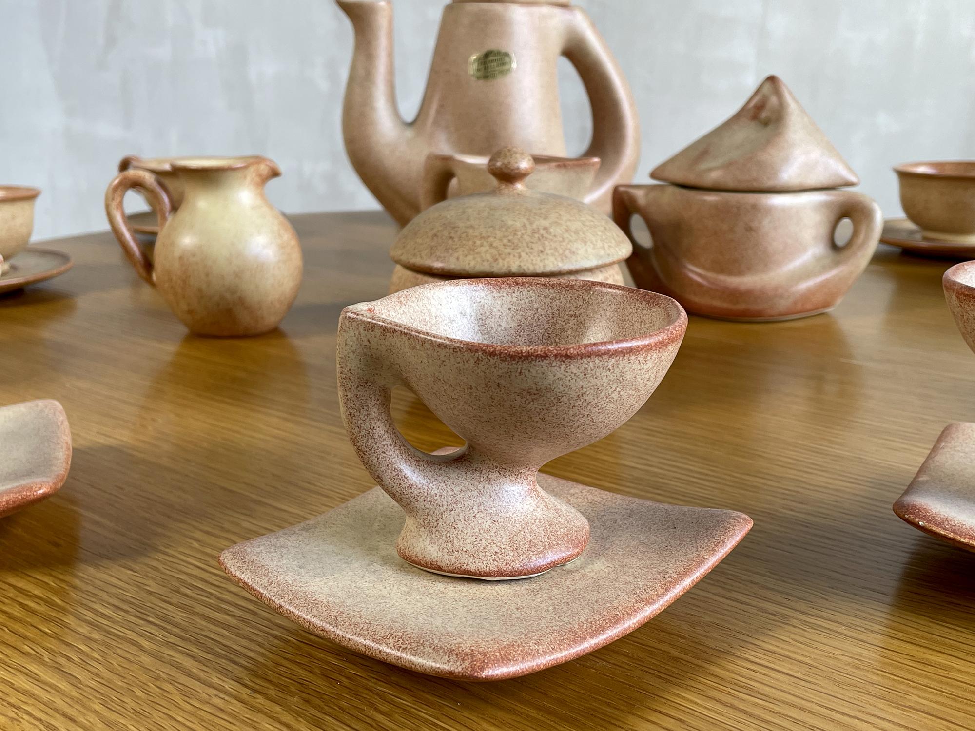 Servicio de café esmaltado de 17 piezas firmado Vallauris, Francia 1960. Compuesto por 6 tazas y platillos de café, 6 tazas y platillos de té, una cafetera, dos jarras y dos ollas tapadas, este servicio es nuevo original, las etiquetas aún están