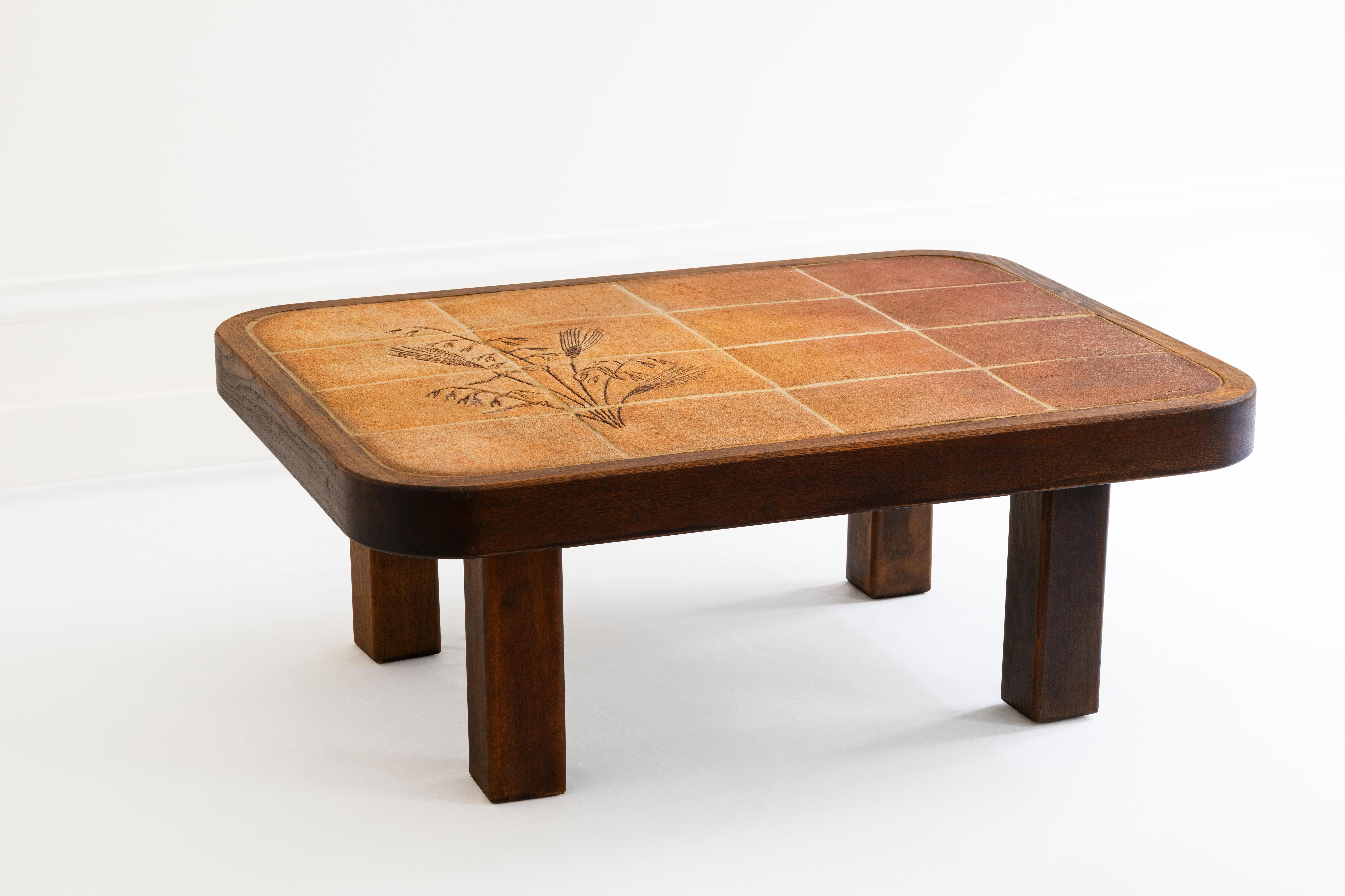 NOUS OFFRONS LA LIVRAISON GRATUITE À PARIS. 

Cette table basse Barrois pour Vallauris est une superbe fusion d'artisanat et d'art. Doté d'une solide base en bois, il supporte un saisissant plateau en céramique signé par Barrois. La surface en