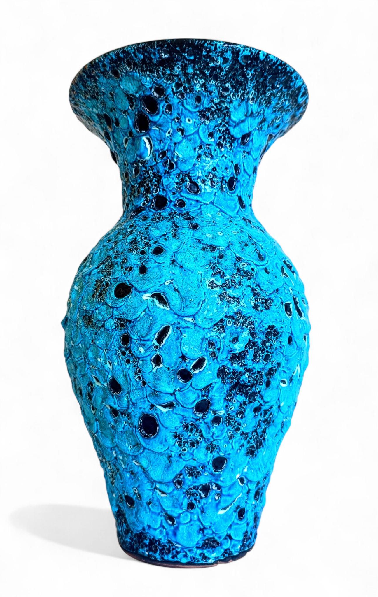 Mid-Century Modern Vase en céramique bleue Vallauris par Charles Cart ¨Emaux des Glaciers¨, France, années 1960 en vente
