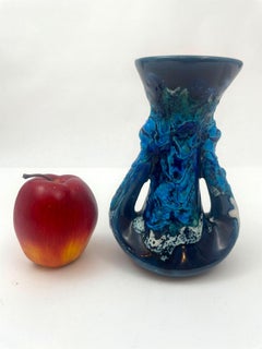 Vase VALLAURIS en céramique bleue fabriqué à la main en France dans les années 1950