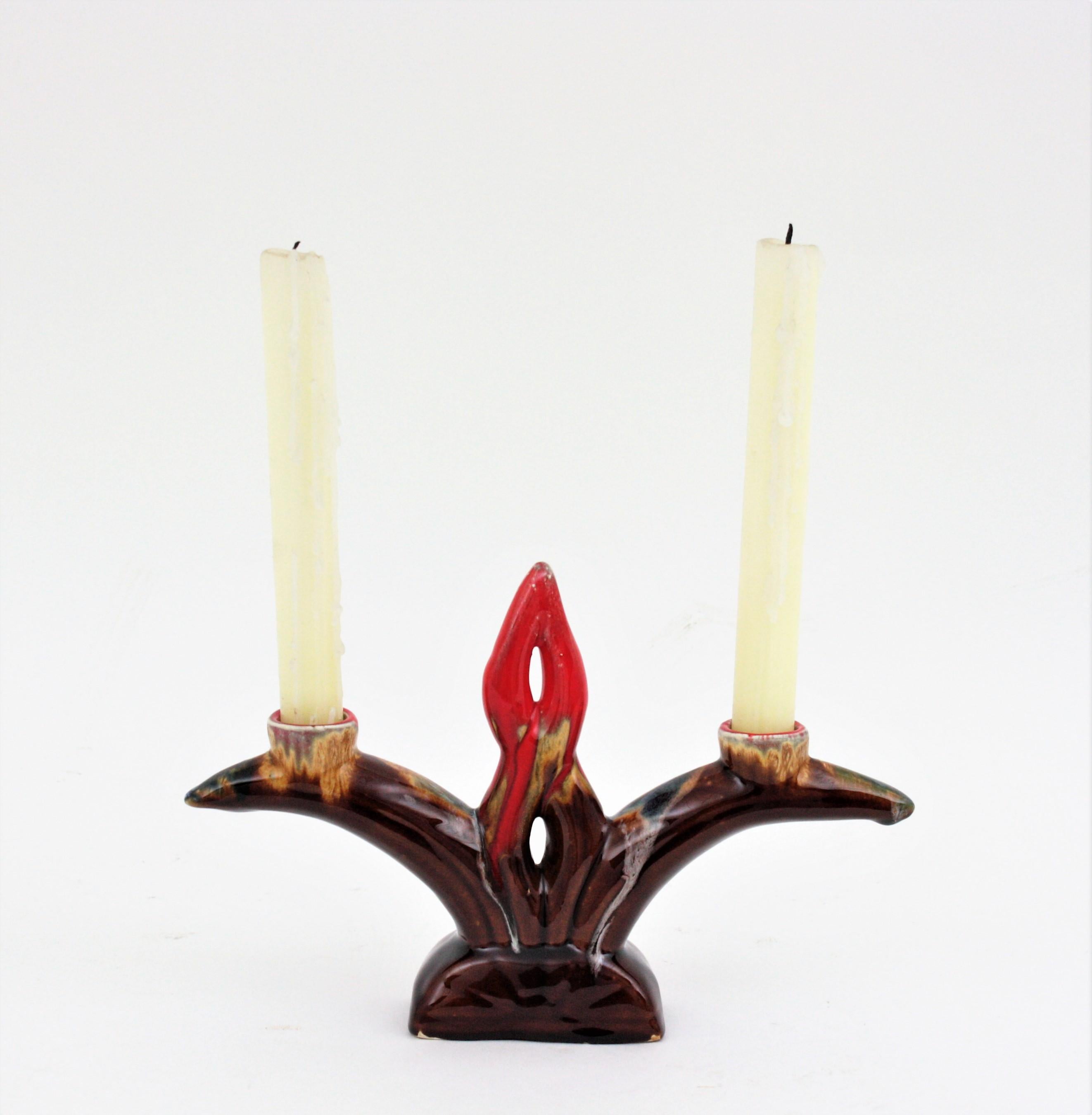 Kerzenhalter aus glasierter Keramik von Vallauris, Frankreich, 1950-1960er Jahre
Schöner Kerzenhalter für zwei Kerzen aus fetter, glasierter Lava-Keramik. 
Schöne Farben: Brauntöne mit weißen und roten Akzenten.
Ausgezeichneter Vintage-Zustand
Tolle
