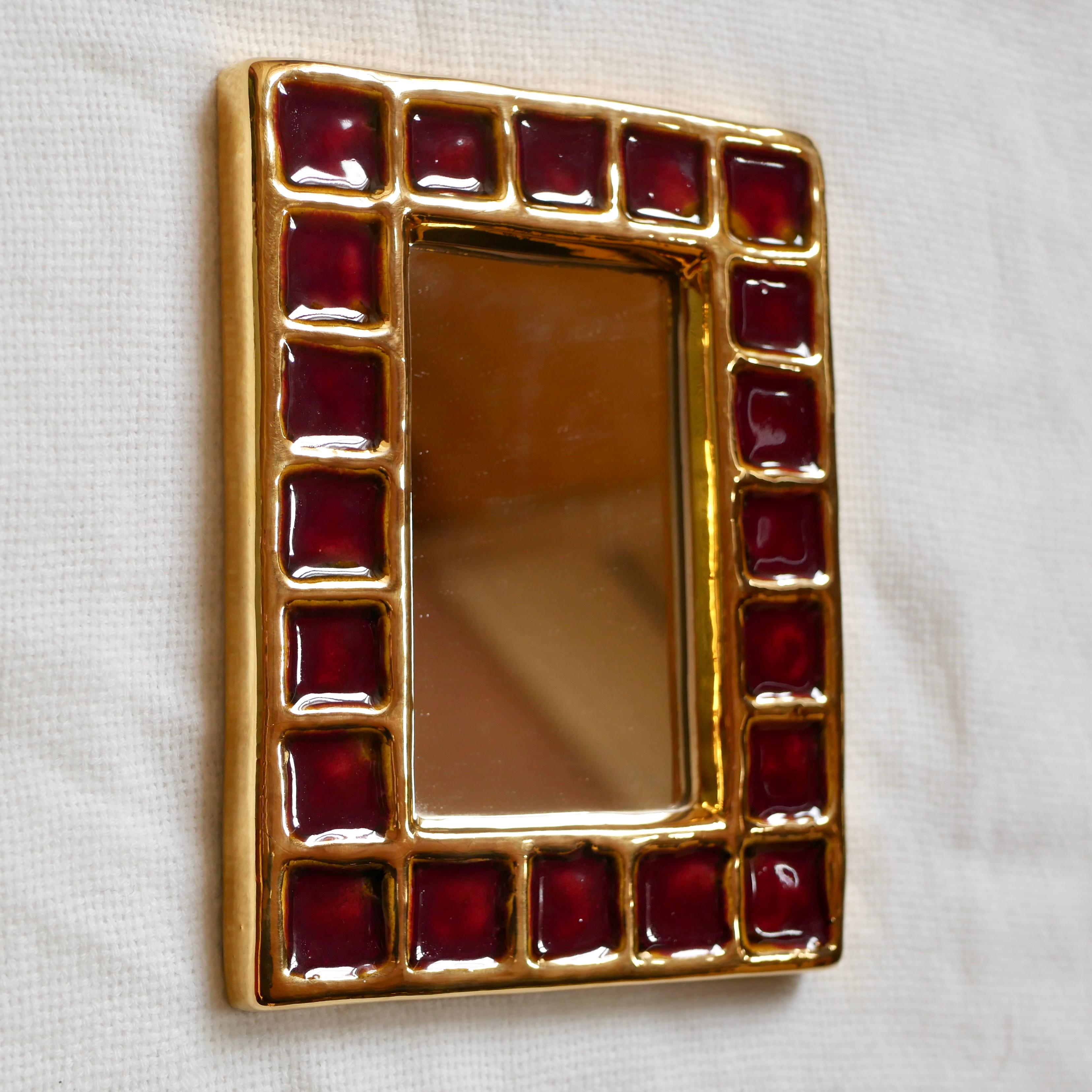 Français Miroir en céramique Vallauris par François Lembo, or et rouge, années 1960