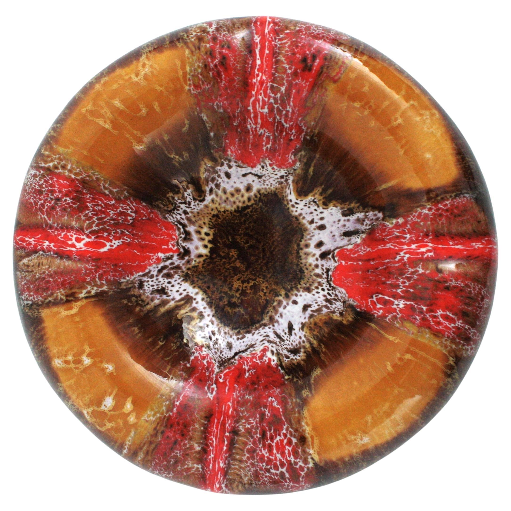 Französisch Mitte des Jahrhunderts Vallauris Aschenbecher / Schale in glasierter Keramik.
Schöne fette Lava glasierte Keramik Aschenbecher in Orange, Bernstein, weiß und braun Farben. Hergestellt von Vallauris. Frankreich, 1950er Jahre.
Dieser coole