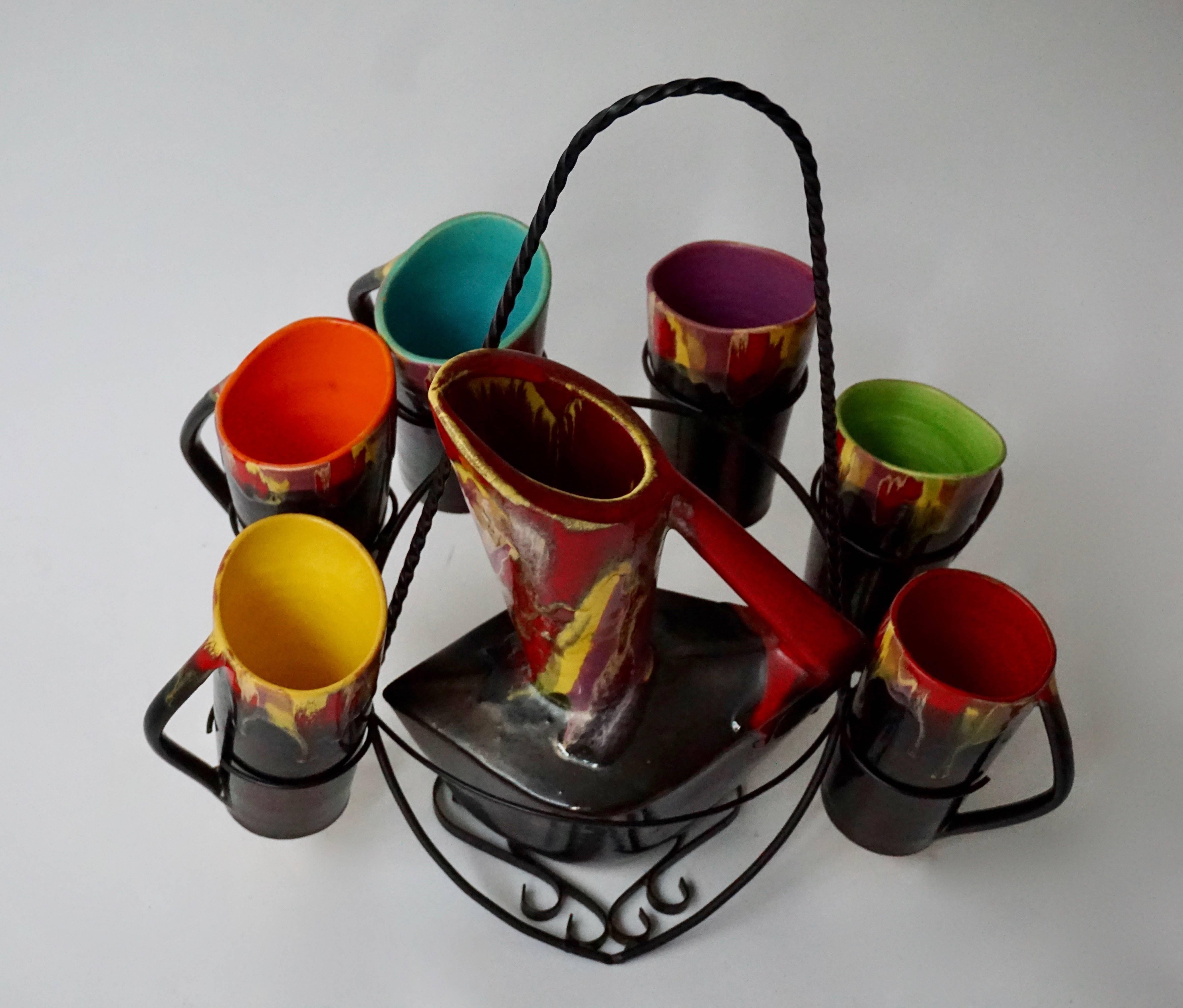 Jarra de cerámica Vallauris con seis tazas, Francia, años 50 en Bueno estado para la venta en Antwerp, BE