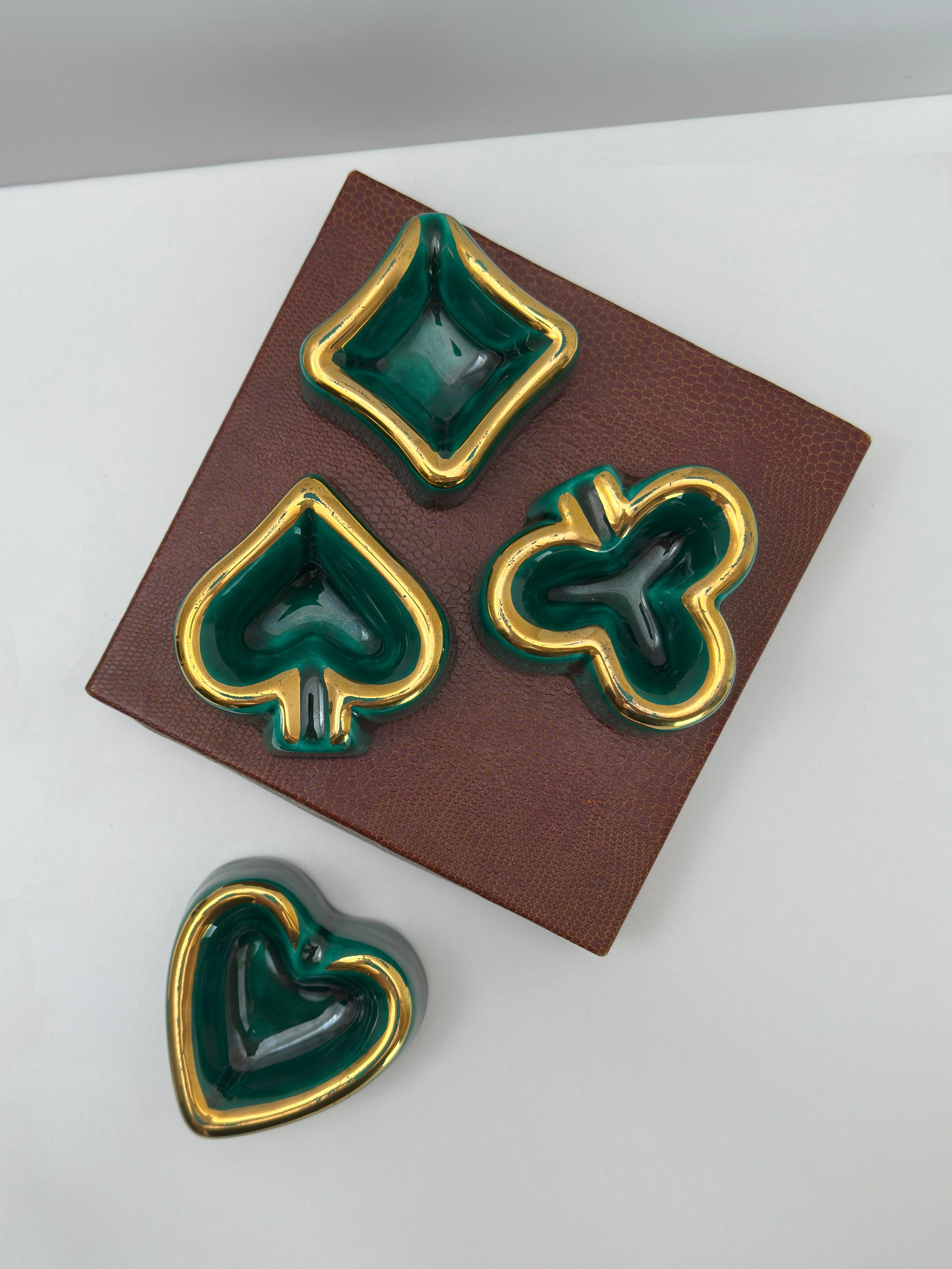 Questo raro set di quattro posacenere in ceramica realizzati a mano da Vallauris è un esempio di design francese della metà del secolo scorso, ispirato in modo giocoso al mondo del poker. Ogni posacenere ha una forma unica che rappresenta un seme di