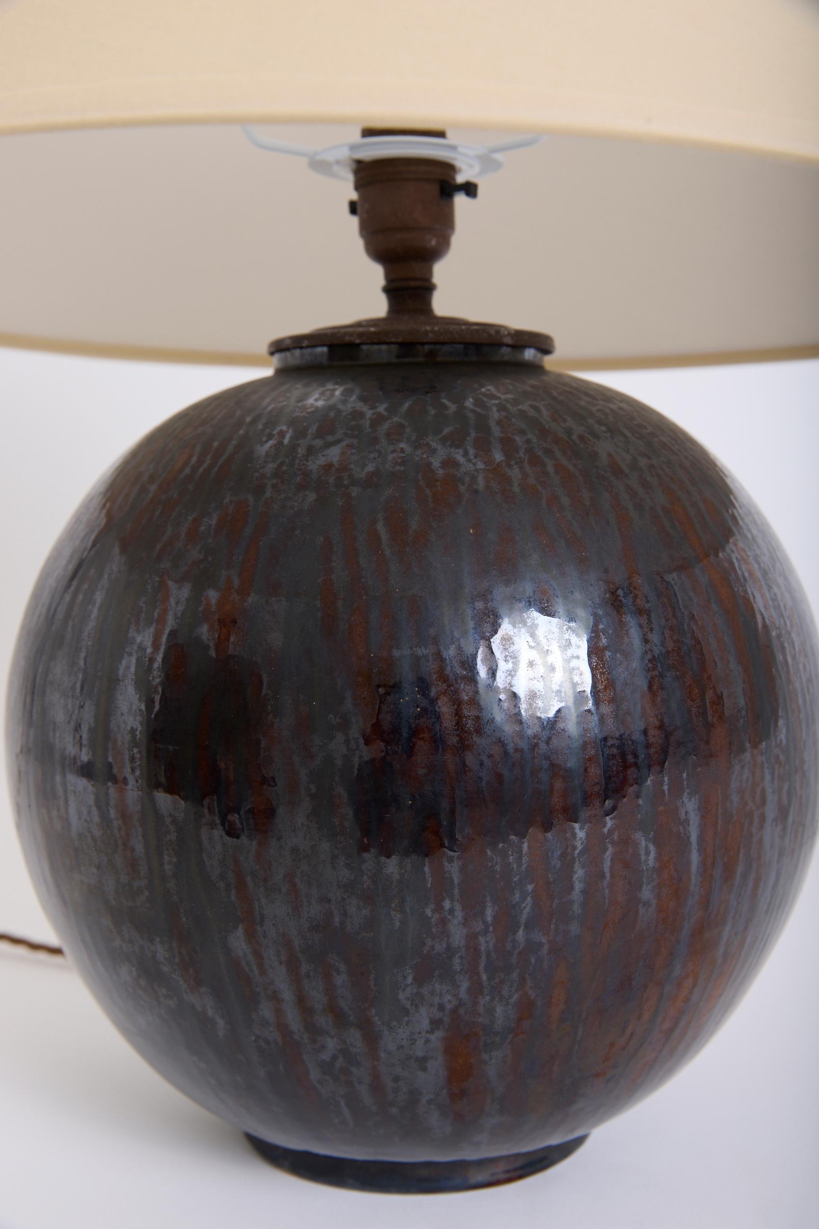 Lámpara de mesa de cerámica, estampada Vallauris
Francia, años 50
Con la pantalla: 57 cm de alto por 45,5 cm de diámetro
Sólo base de lámpara: 33 cm de alto por 25 cm de diámetro