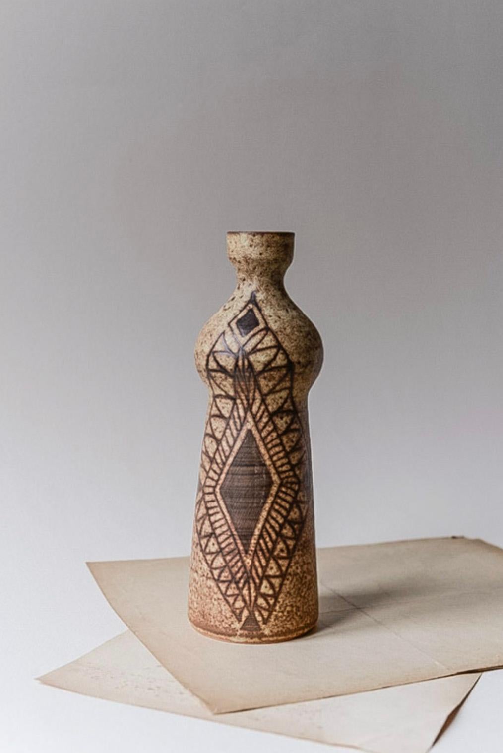 Vase en céramique Vallauris par Jacques Fonck & Jean Mateo, Circa 1970.

Authentique vase en terre cuite fabriqué à la main par le célèbre duo français. Superbe design et formes avec des motifs graphiques peints à la main sur le devant.

Le vase est