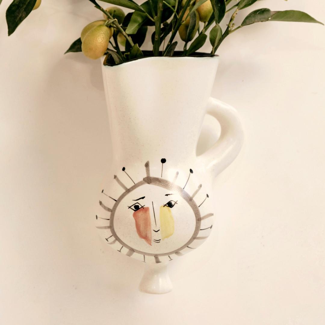 Vaso da parete in ceramica Vallauris AM di Roger Capron In condizioni ottime in vendita a Brooklyn, NY