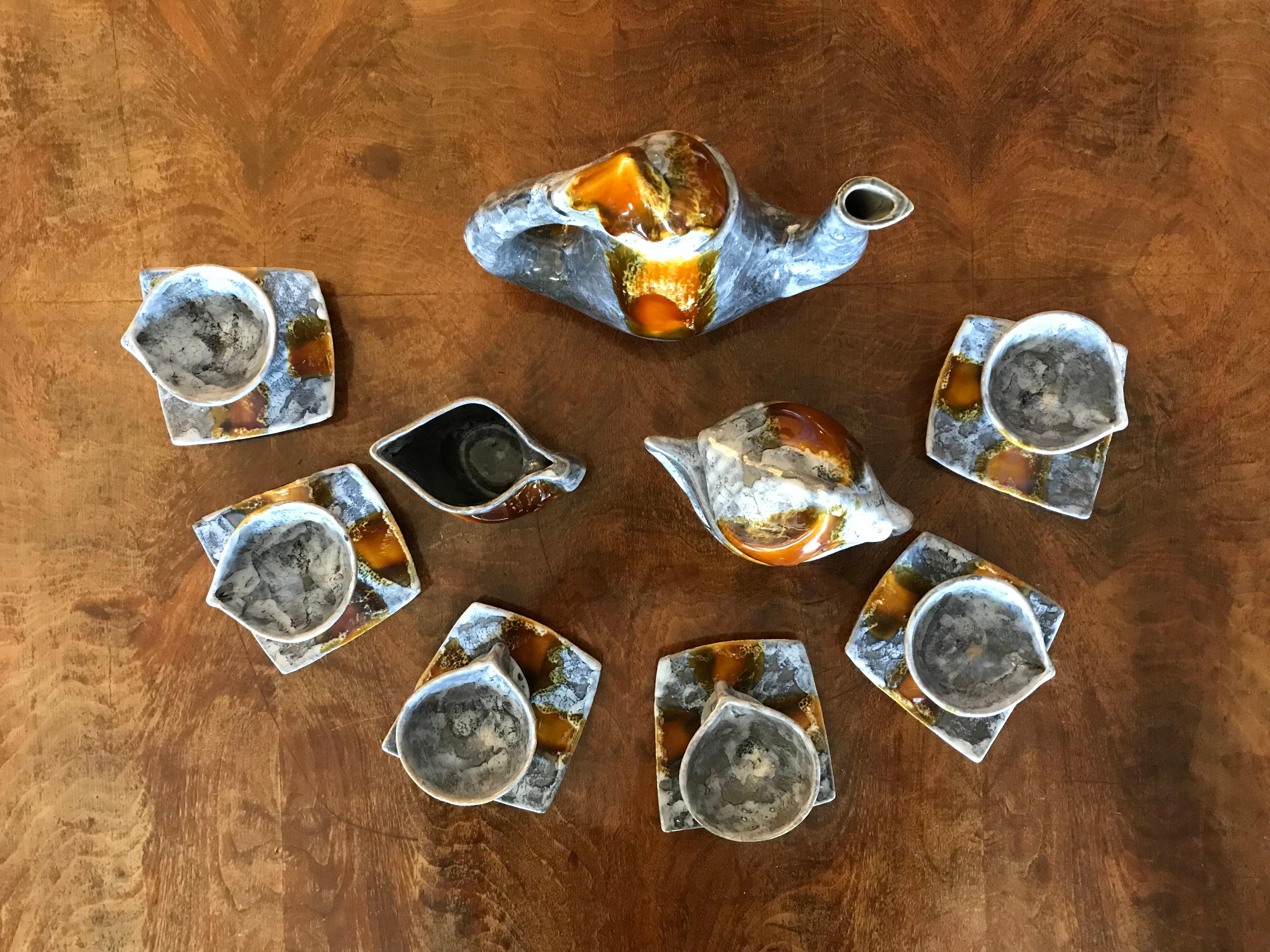 Original signiert Vallauris Französisch Mid-Century Modern Tassen kreatives Design voller Kaffee-Set in Keramik gemacht.
6 Tassen Durchmesser 8-8,5cm H 7 cm
6 Untertassen L 11 cm x L 11,5 cm x P 2 cm
Krug H 26 cm x L 24 cm x L 9,5 cm und sein