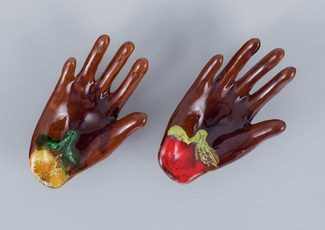 Vallauris, France, a pair of ceramic bowls shaped like hands in brightly colored glazes.
1960s-1970s.
In great condition.
Dimensions: L 16.5 x 9.5 cm.