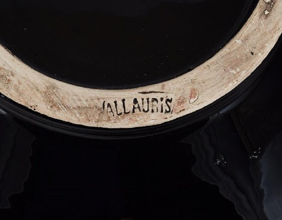 Vallauris, Frankreich. Keramikschale mit farbenfrohen Glasuren auf schwarzem Sockel.  im Angebot 1