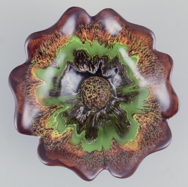 Vallauris, Frankreich. Keramikschale aus mehrfarbiger Glasur. Gewellte Form. Ca. 1970s. (Organische Moderne) im Angebot
