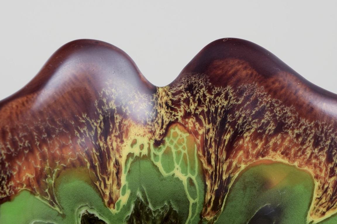 Vallauris, Frankreich. Keramikschale aus mehrfarbiger Glasur. Gewellte Form. Ca. 1970s. (Ende des 20. Jahrhunderts) im Angebot