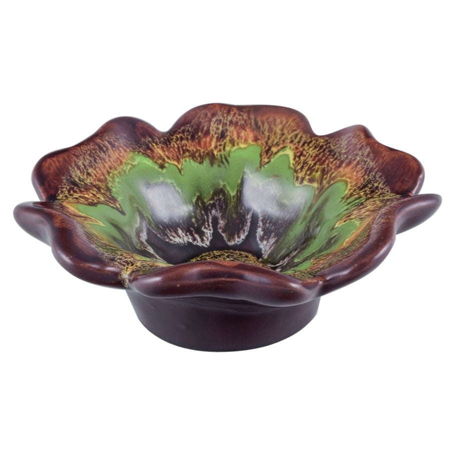 Vallauris, Frankreich. Keramikschale aus mehrfarbiger Glasur. Gewellte Form. Ca. 1970s.