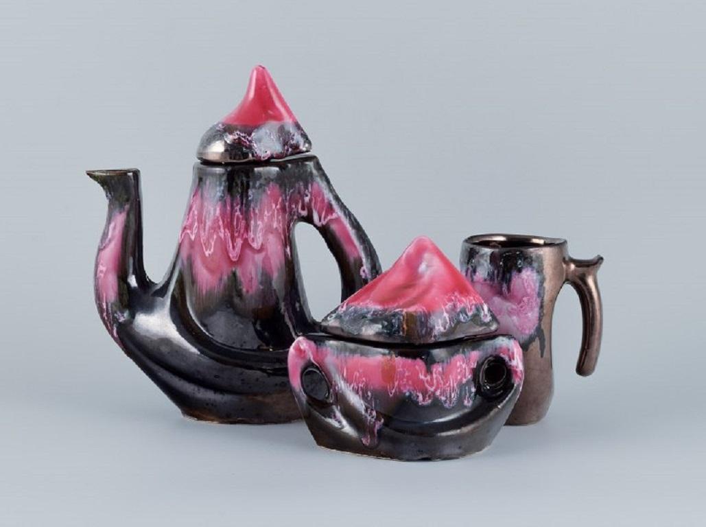 Vallauris, Francia, caffettiera, ciotola con coperchio e tazza da caffè