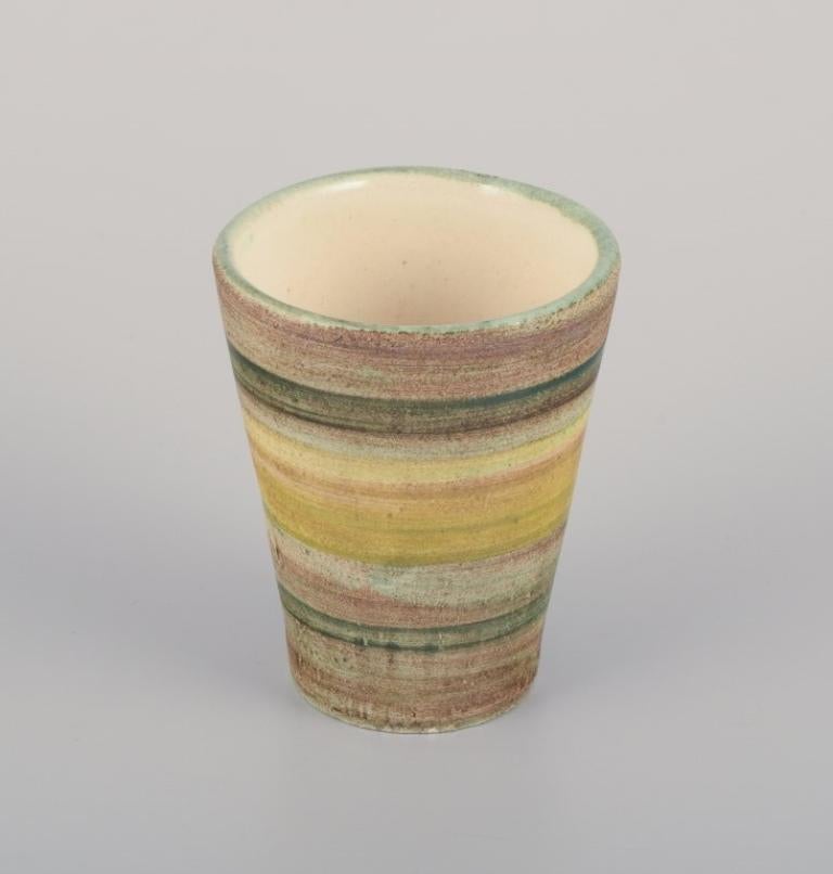 Fin du 20e siècle Vallauris, France. Ensemble de huit tasses uniques en céramique Environ 1970 en vente