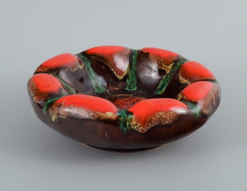 Moderne Vallauris, France, trois bols en céramique aux glaçures aux couleurs vives. en vente