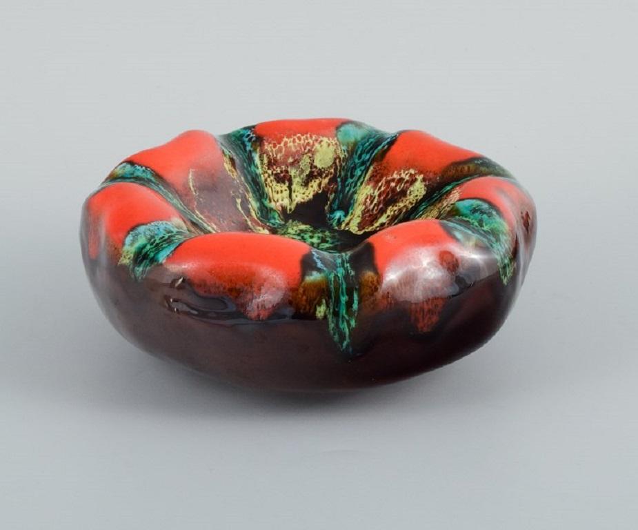 Milieu du XXe siècle Vallauris, France, trois bols en céramique aux glaçures aux couleurs vives. en vente