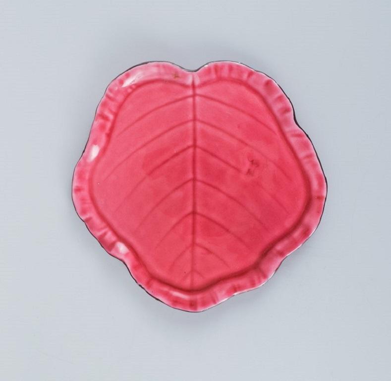 Vallauris, France, three leaf-shaped dishes in brightly colored glazes in shades of pink, violet and black.
1960/70s.
Two are marked
In excellent condition.
Largest measurement: D 18.0 cm.