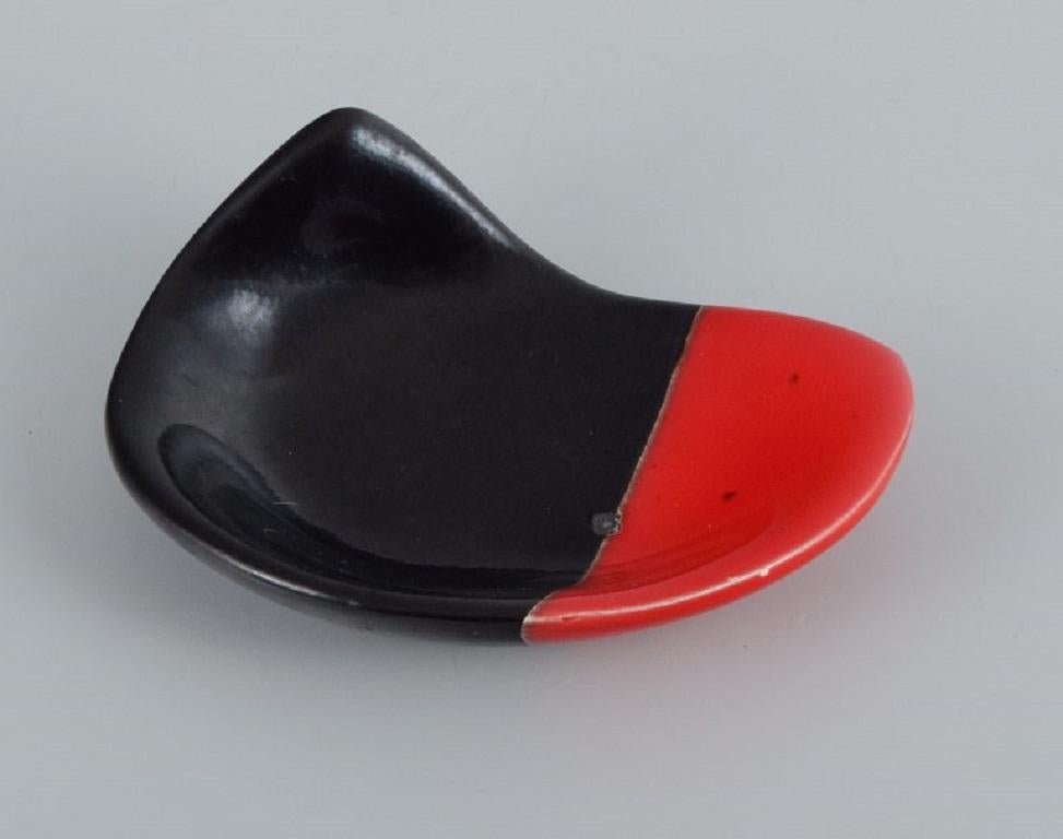 Vallauris, France, two ceramic bowls with glazes in red/black and red/brown.
1960/70s.
Marked.
In excellent condition.
Red/brown measures: L 11.0 x W 9.5 x H 8.0 cm.
 