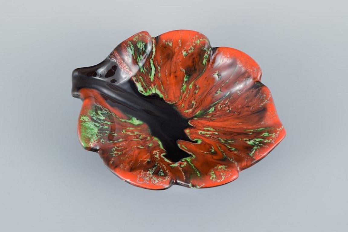 Vallauris, France, two leaf-shaped dishes in brightly colored glazes.
1960/70s.
In excellent condition.
Marked.
Largest measurement: L 20.0 x D16.5 cm.