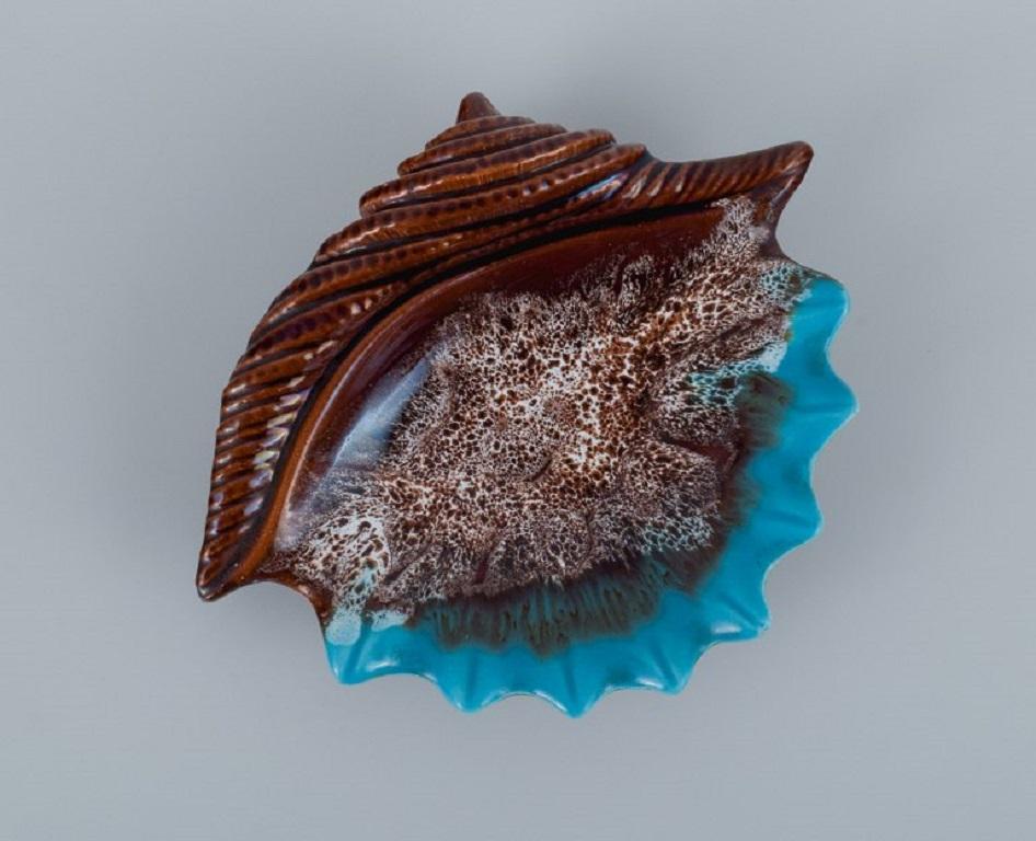 Vallauris, France, two shell-shaped bowls glaze in shades of brown and blue.
1960/70s.
In excellent condition.
A bowl with an indistinct artist's signature.
Dimensions: L 24.0 x D 19.5 x H 6.0 cm.