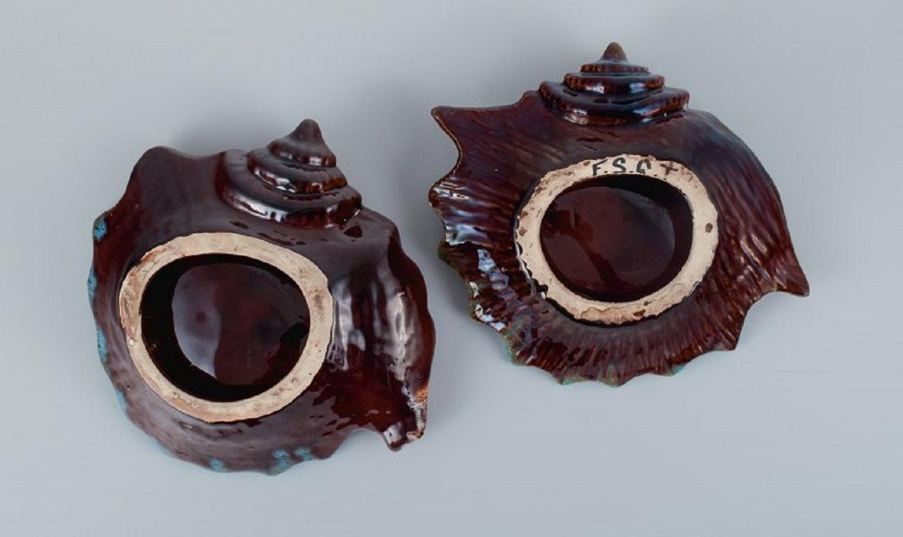Vernissé Vallauris, France, deux bols à glaçure en forme de coquille dans des tons de brun et de bleu. en vente