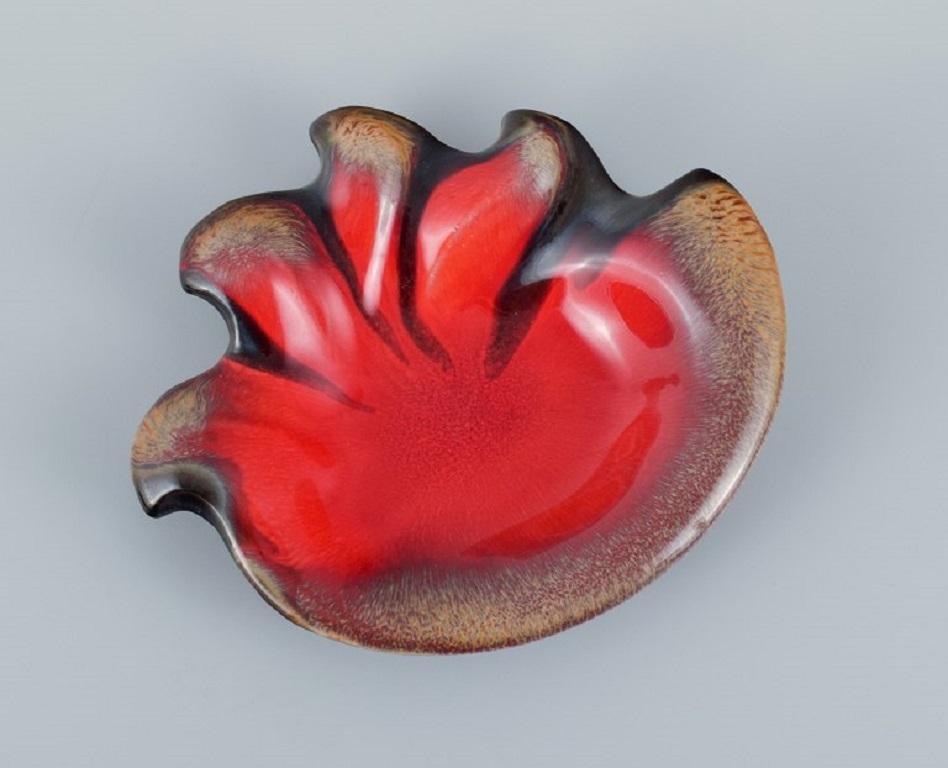 Vallauris, France, two shell-shaped bowls with glaze in shades of brown and red.
1960s/1970s.
In excellent condition.
A bowl with an indistinct artist's signature.
Dimensions: L 24.0 x D 19.5 x H 6.0 cm.


