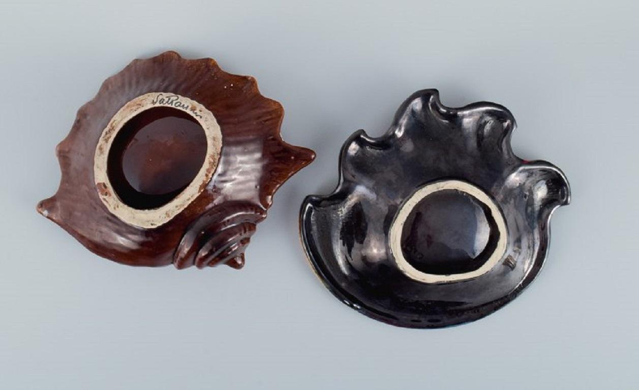 Vallauris, France, deux bols en forme de coquille avec glaçure dans des tons de brun et de rouge. Excellent état - En vente à Copenhagen, DK