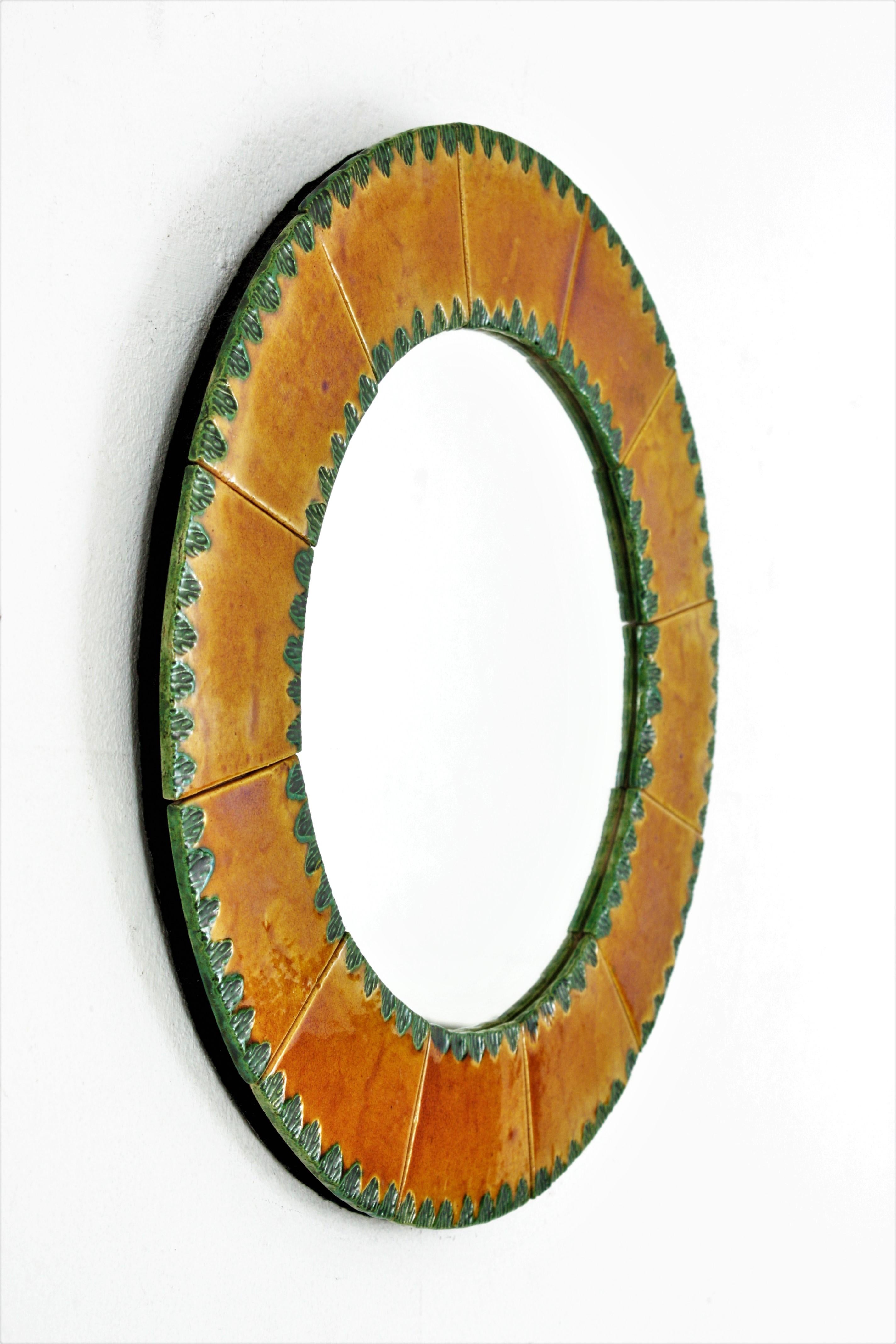 Miroir rond en céramique de style François Lembo, orange et vert, Vallauris 1