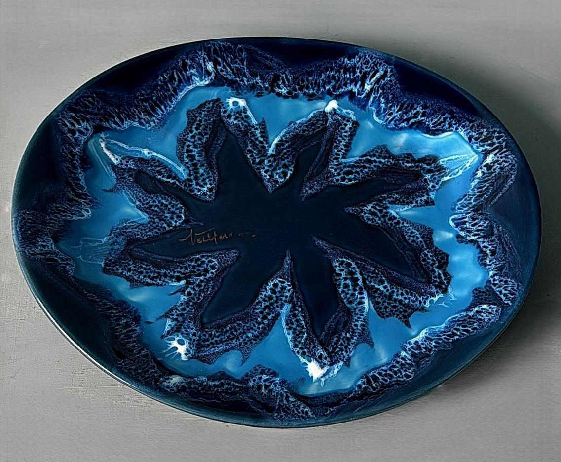 Mid-Century Modern Centre de table en céramique française de Vallauris en différentes nuances de bleu en vente