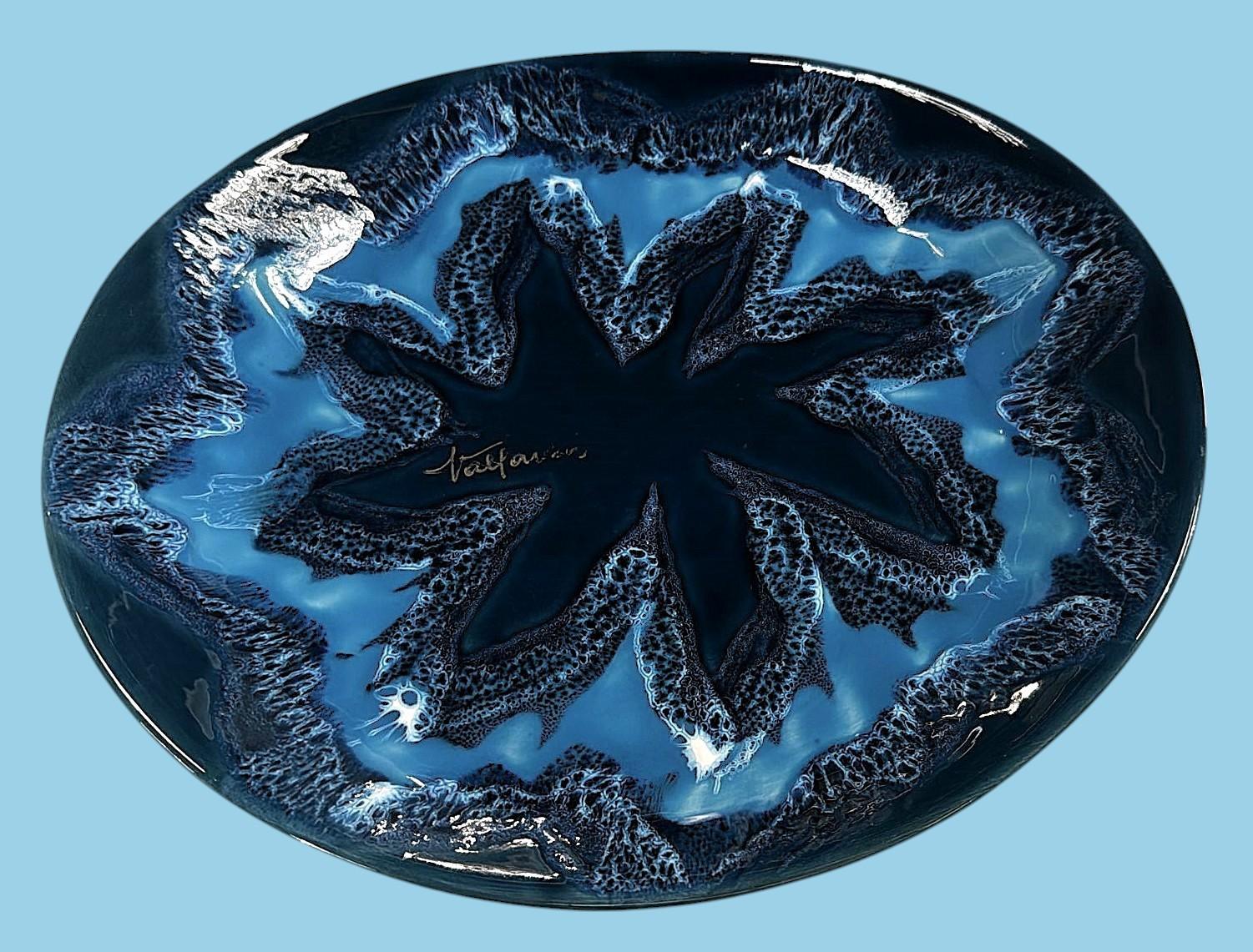 Français Centre de table en céramique française de Vallauris en différentes nuances de bleu en vente