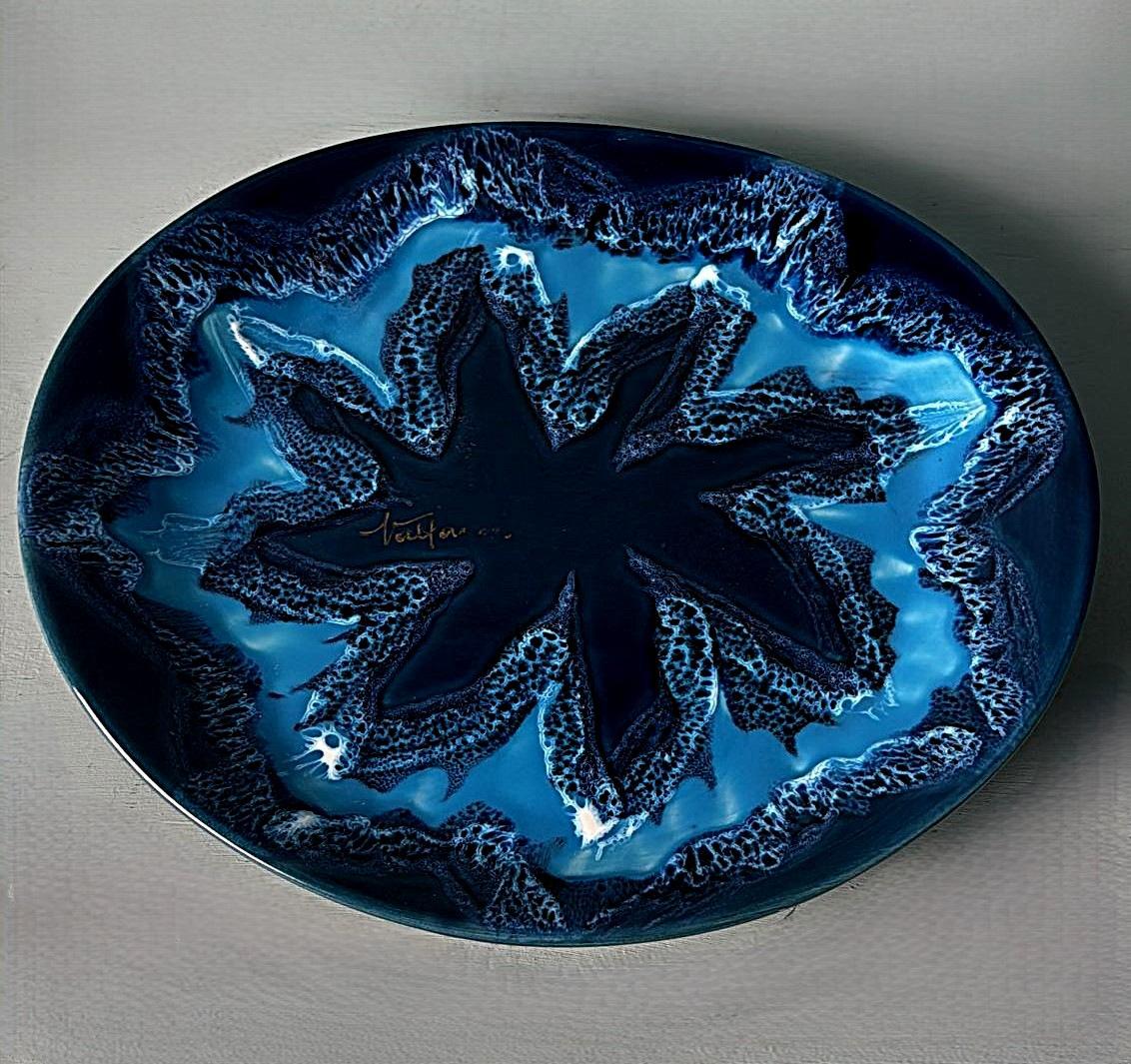 Fait main Centre de table en céramique française de Vallauris en différentes nuances de bleu en vente