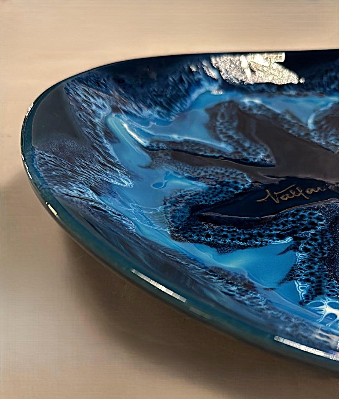 20ième siècle Centre de table en céramique française de Vallauris en différentes nuances de bleu en vente