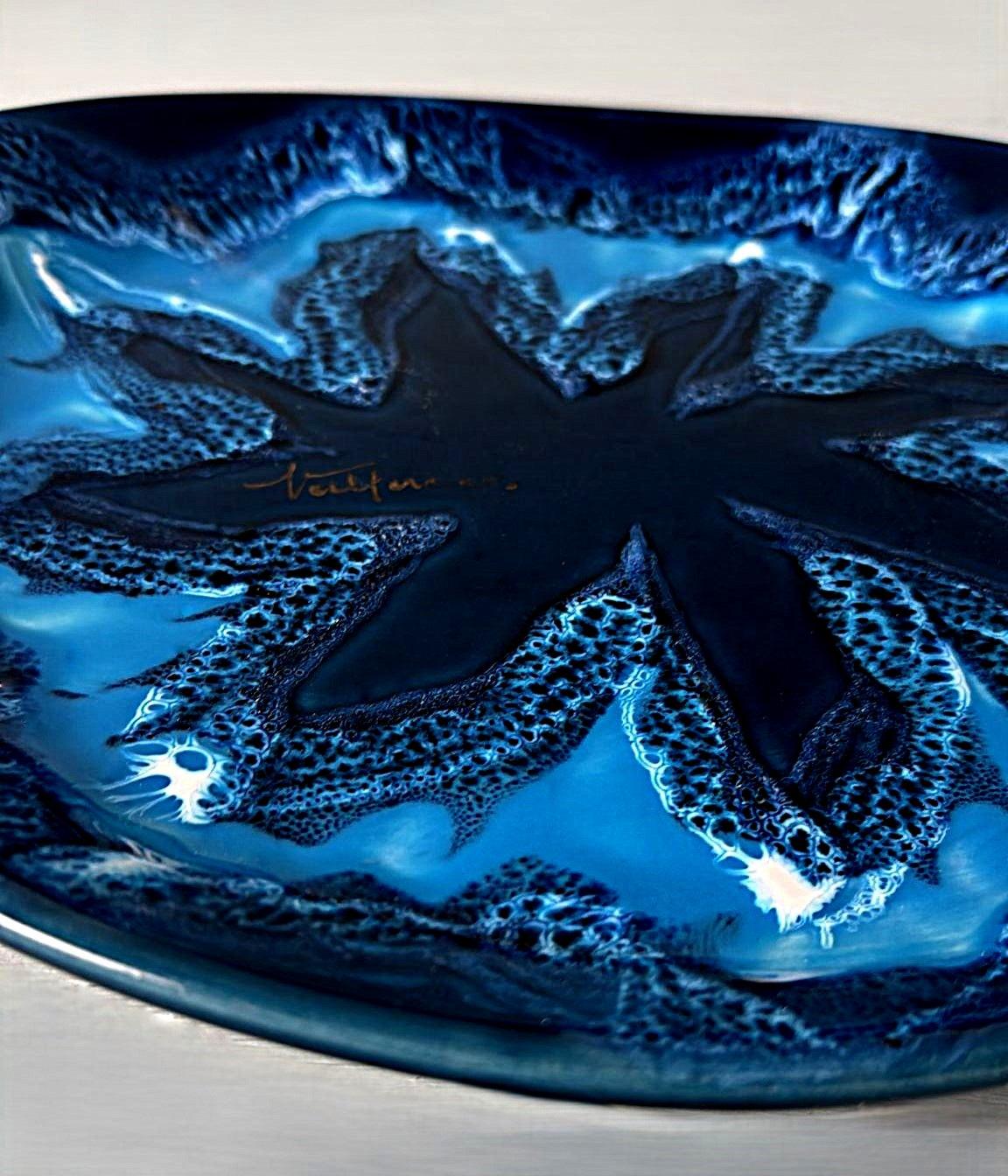 Céramique Centre de table en céramique française de Vallauris en différentes nuances de bleu en vente