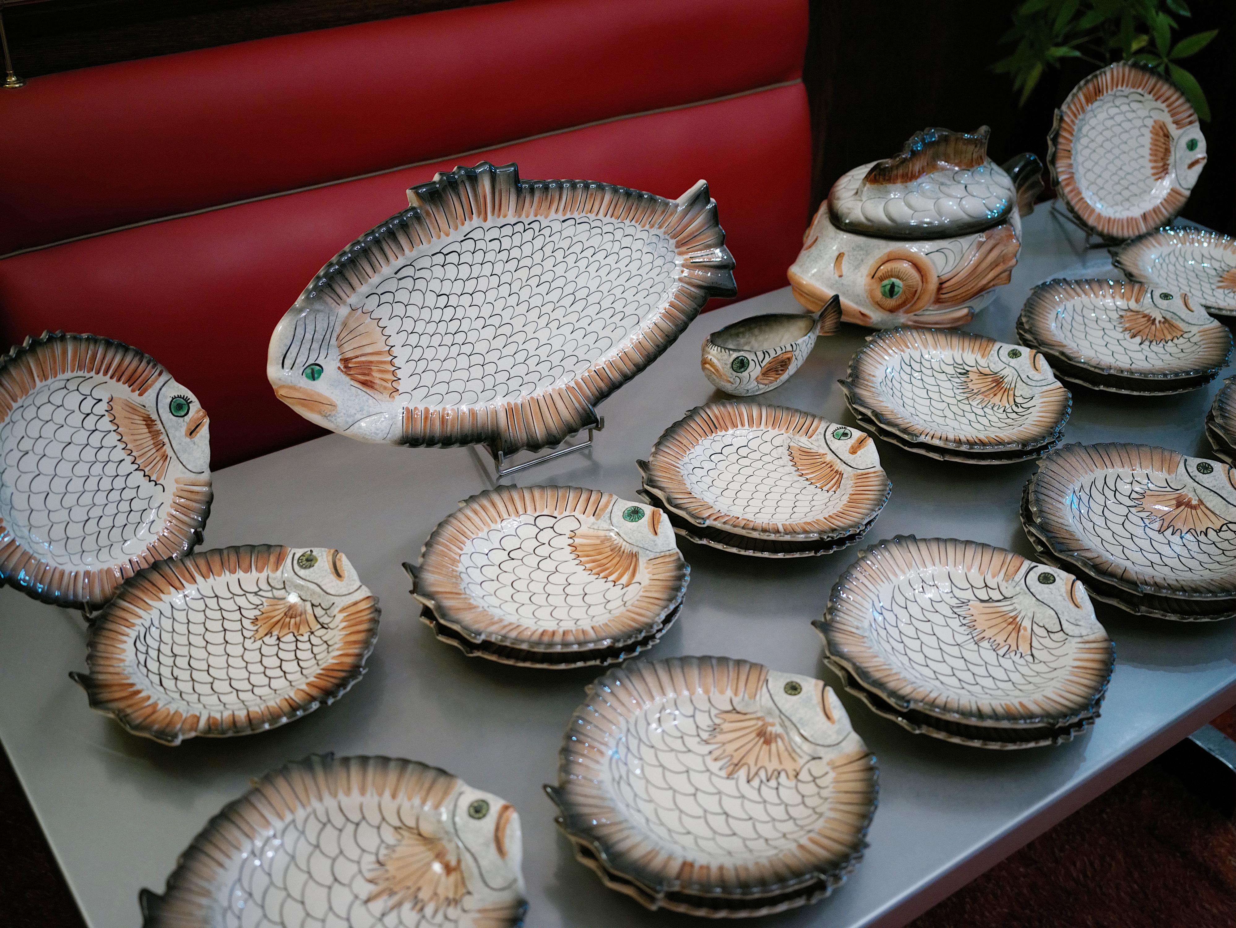 Fin du 20e siècle Service de table à poisson en céramique de VALLAURIS, vers 1970 en vente